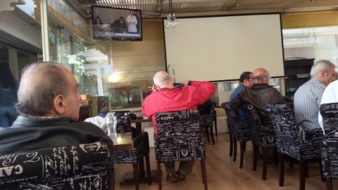 Il Papa è a Lesbo e gli schermi dei caffè non fanno vedere la partita ma Francesco (Margherita Dean, da Lesbo)