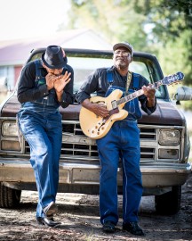 "Jock Webb e Clarence Davis nella fattoria di Davis, a Union, in Alabama. Foto di Roger Stephenson."