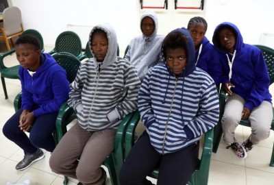 Joy con le sue compagne del viaggio della speranza