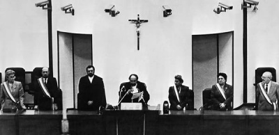 Il Presidente del tribunale Alfonso Giordano durante la lettura la sentenza del Maxiprocesso di Palermo (Wikimafia.it)