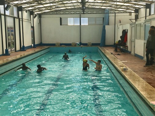 Migranti in piscina