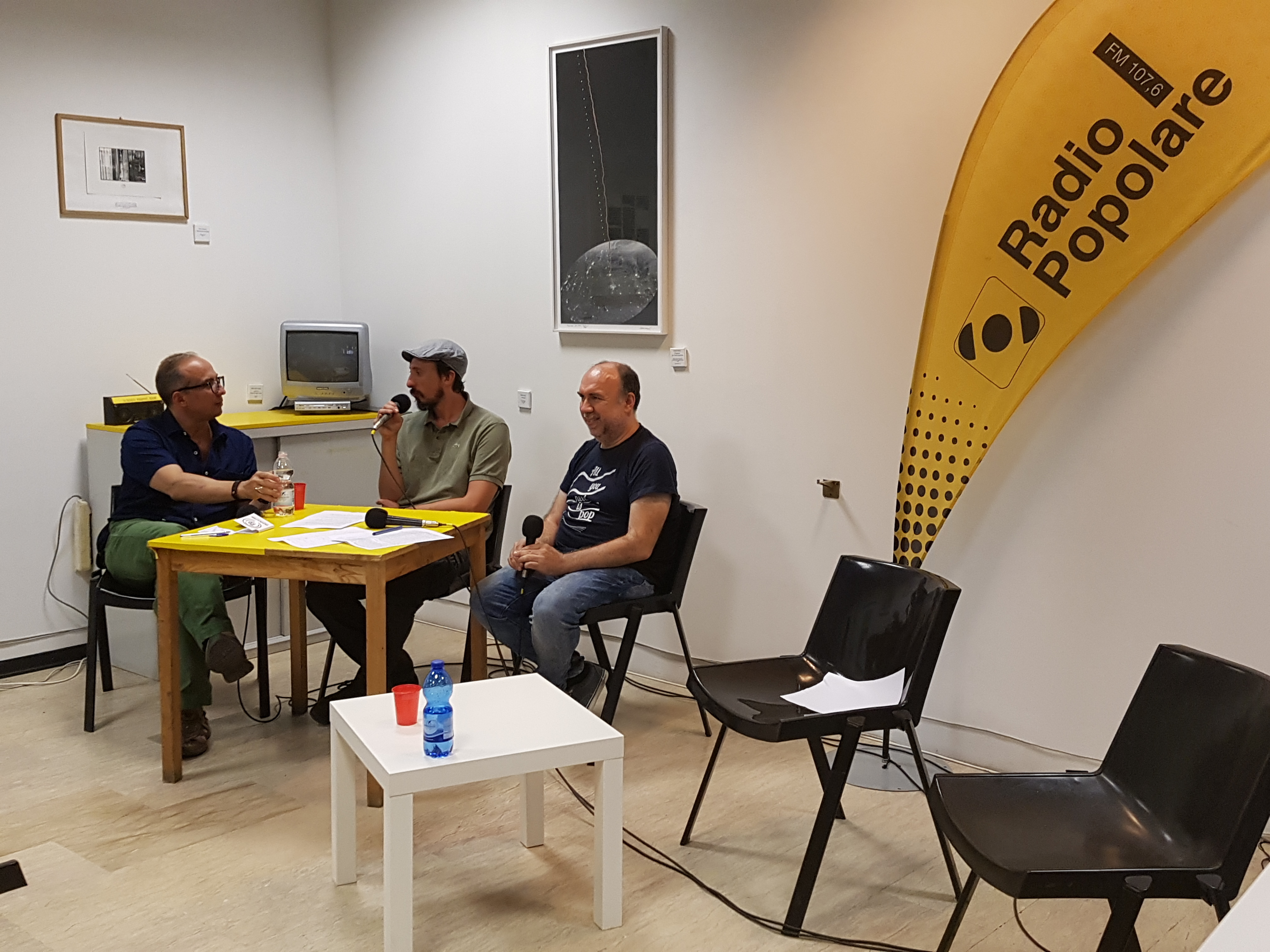 Pionieri – Inventarsi la vita live. Dopo due stagioni della trasmissione dedicata a un mondo del lavoro sempre meno definibile e definito, Gianpiero Kesten e il sociologo Stefano Laffi (insieme al quale è nato l’esperimento di Pionieri) tirano le somme sulla generazione che sta reinventando il lavoro. Non mancherà invece il côté culturale portato come sempre da Magister Vic e la sua Filosofia di Servizio.
