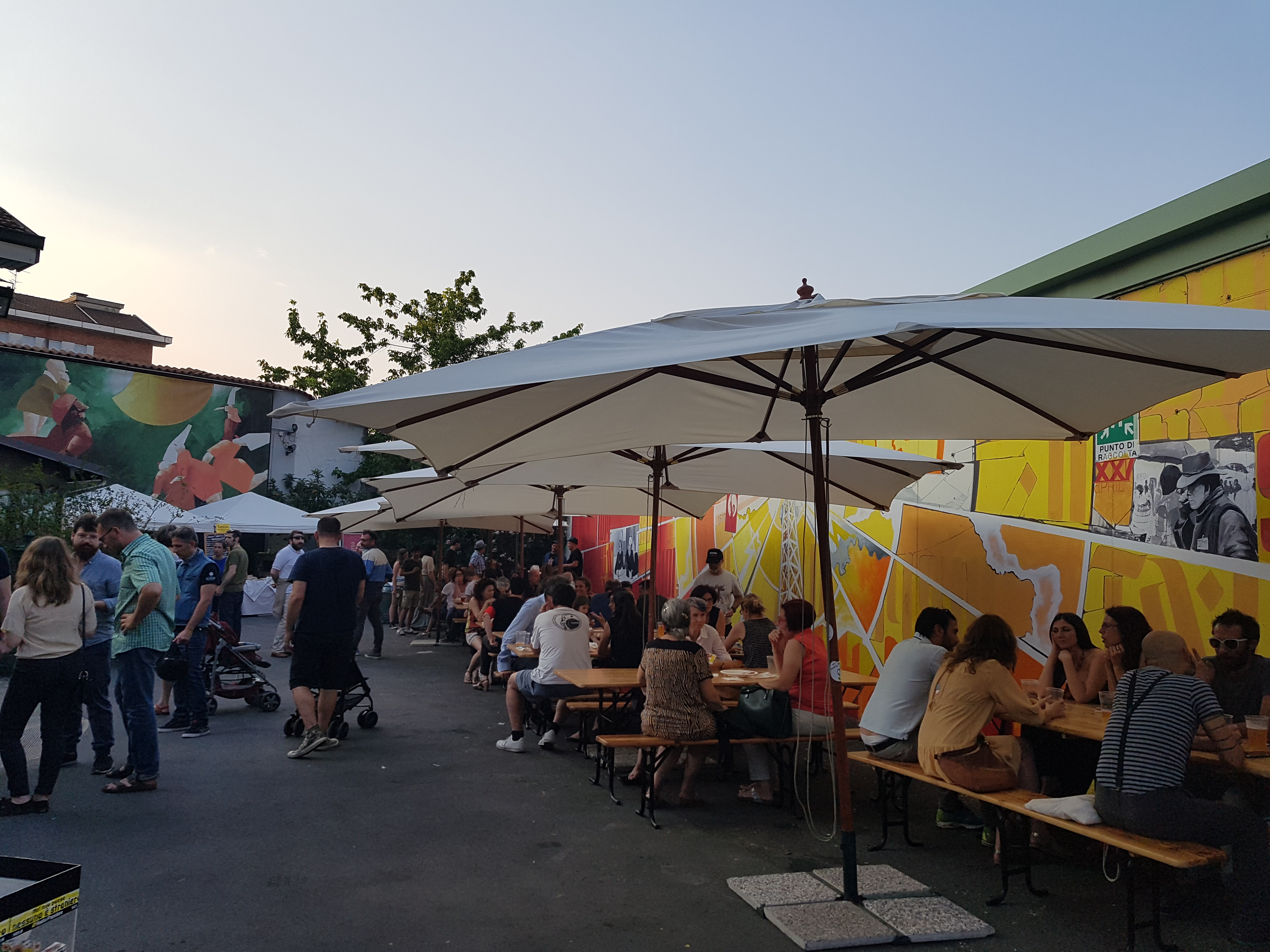 Il cortile, gli ascoltatori, la festa di Radio Pop