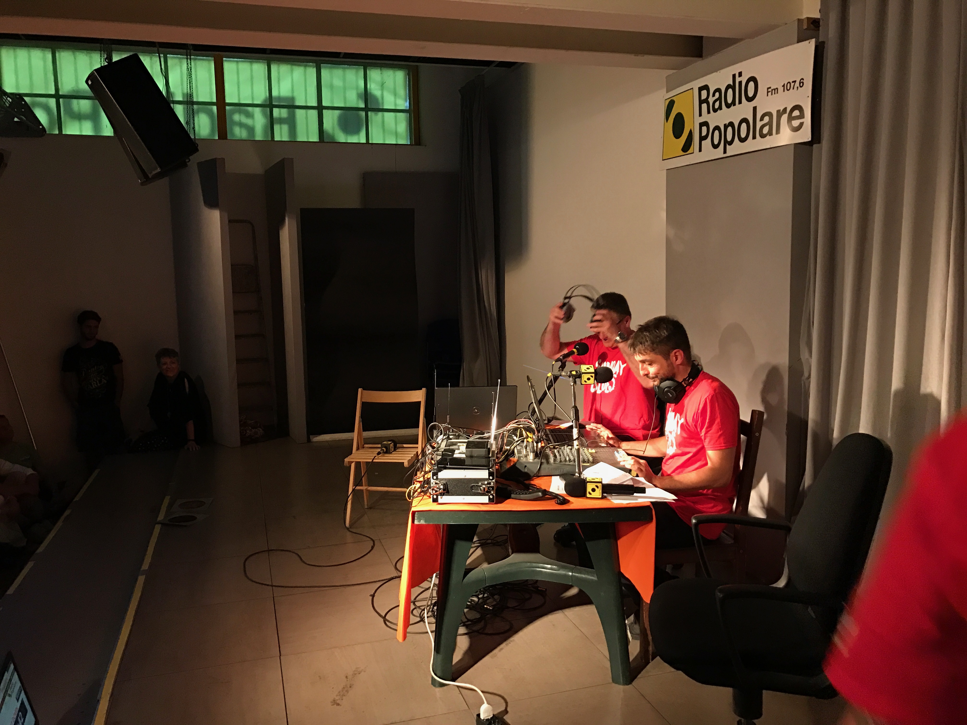 Sunday Blues Live. Luca Gattuso e Davide Facchini conducono l’imperdibile puntata con La Catucci e Francesca Carla dal vivo. Con tanto di maglietta. Il tutto corroborato dalla musica struggente e anfetaminica di Flavio Pirini.