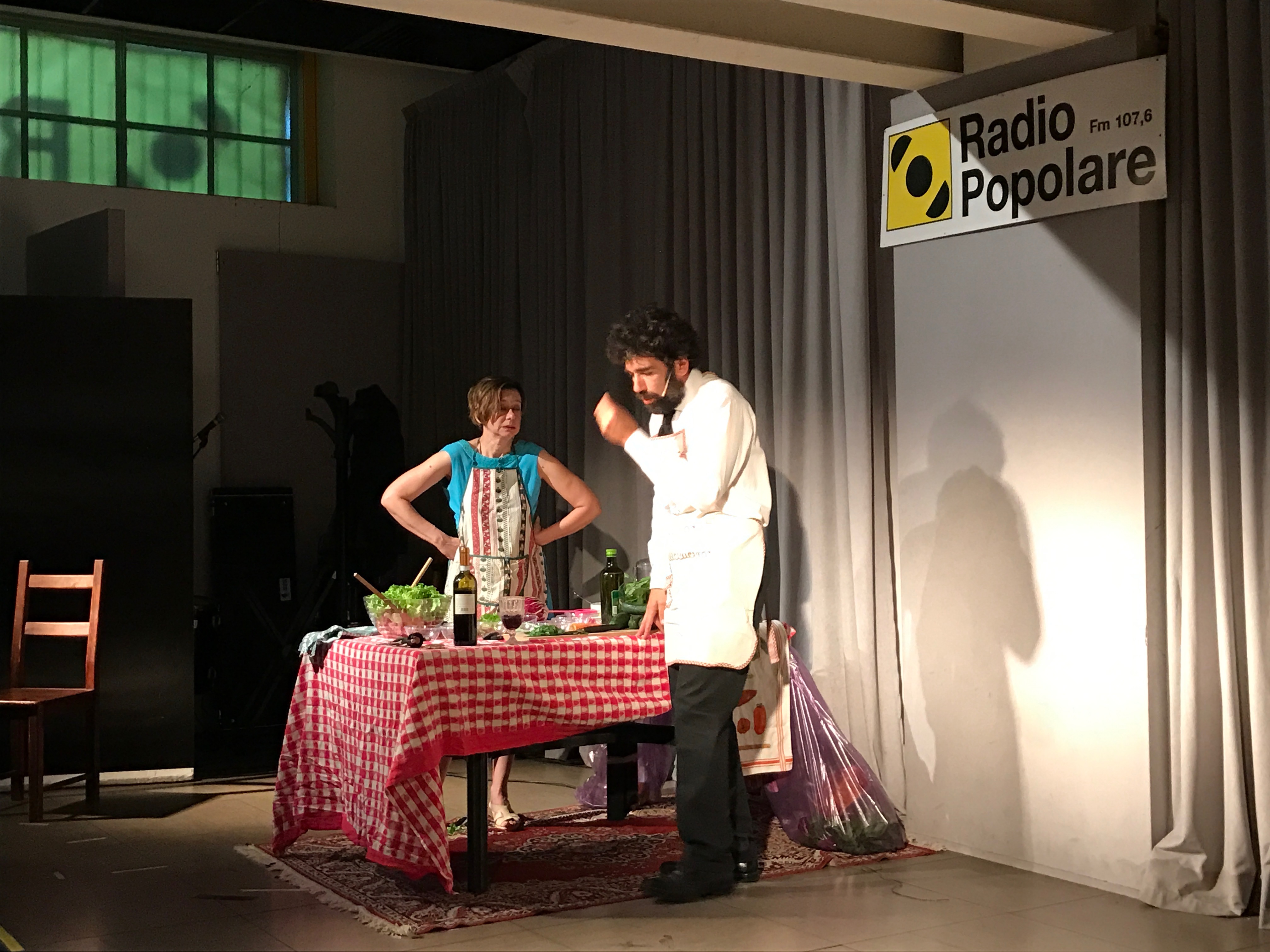 Il caso di Alessandro e Maria. Un classico di Gaber-Luporini interpretato da Monica Bonomi e Stefano Pirovano . Due vecchi amanti ricordano e recriminano mentre cucinano. Introduce Ira Rubini.