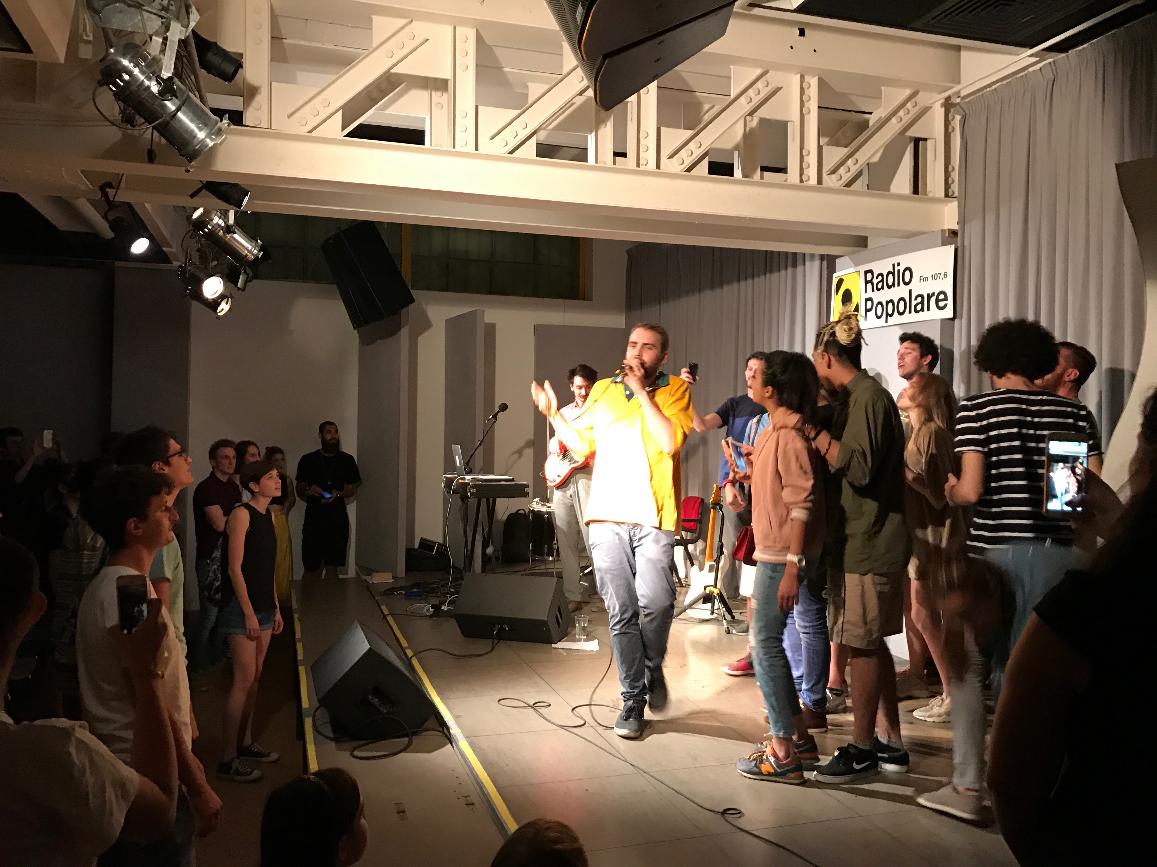 Dutch Nazari, in concerto nell'Auditorium, con parte del pubblico sul palco con lui