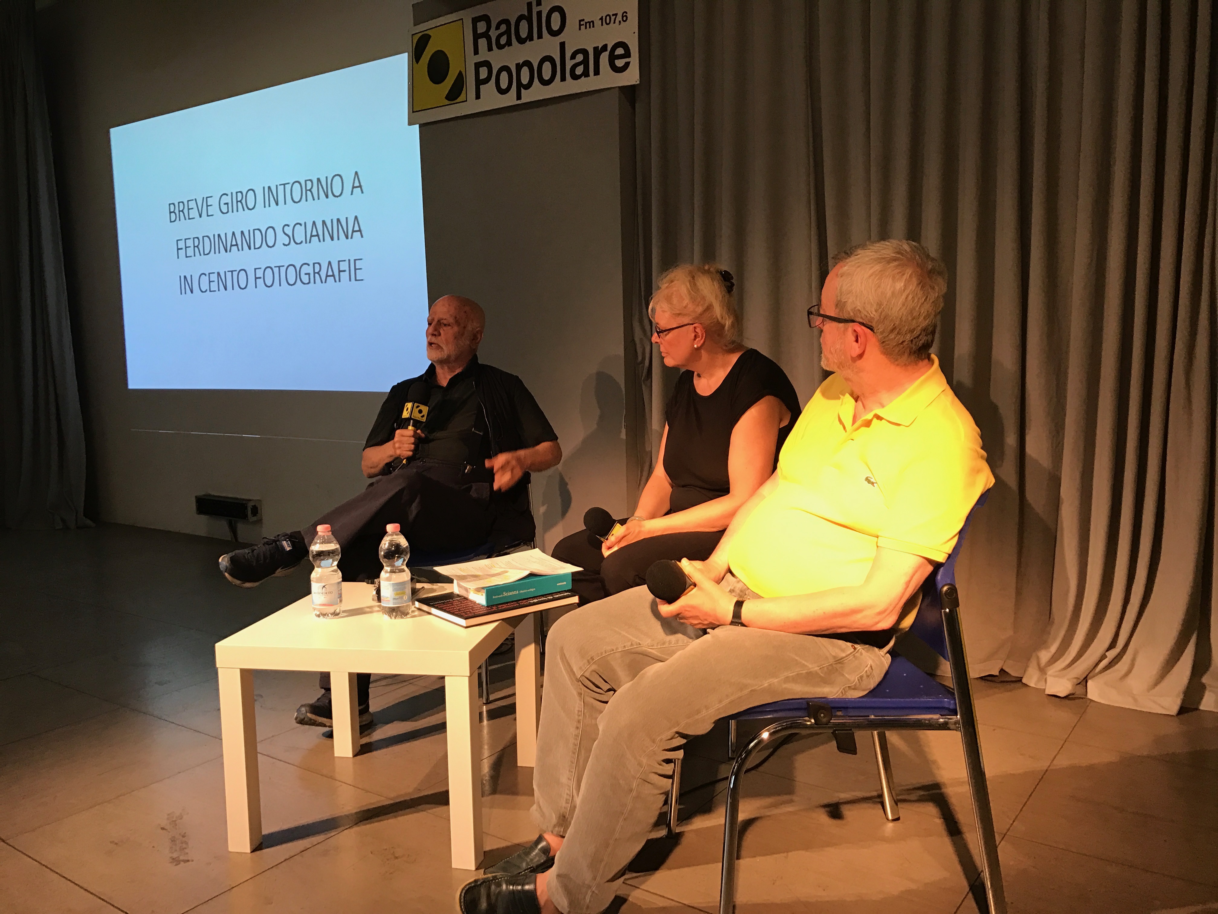Appuntamento con un grande della Fotografia: sarà con noi Ferdinando Scianna che insieme a Roberto Mutti, storico e docente di fotografia, parlerà della sua concezione della fotografia, del suo rapporto con l’etica, tema che ha anche affrontato nei suoi libri. Il suo racconto sarà impreziosito dalla proiezione delle sue fotografie. Incontro moderato da Tiziana Ricci.