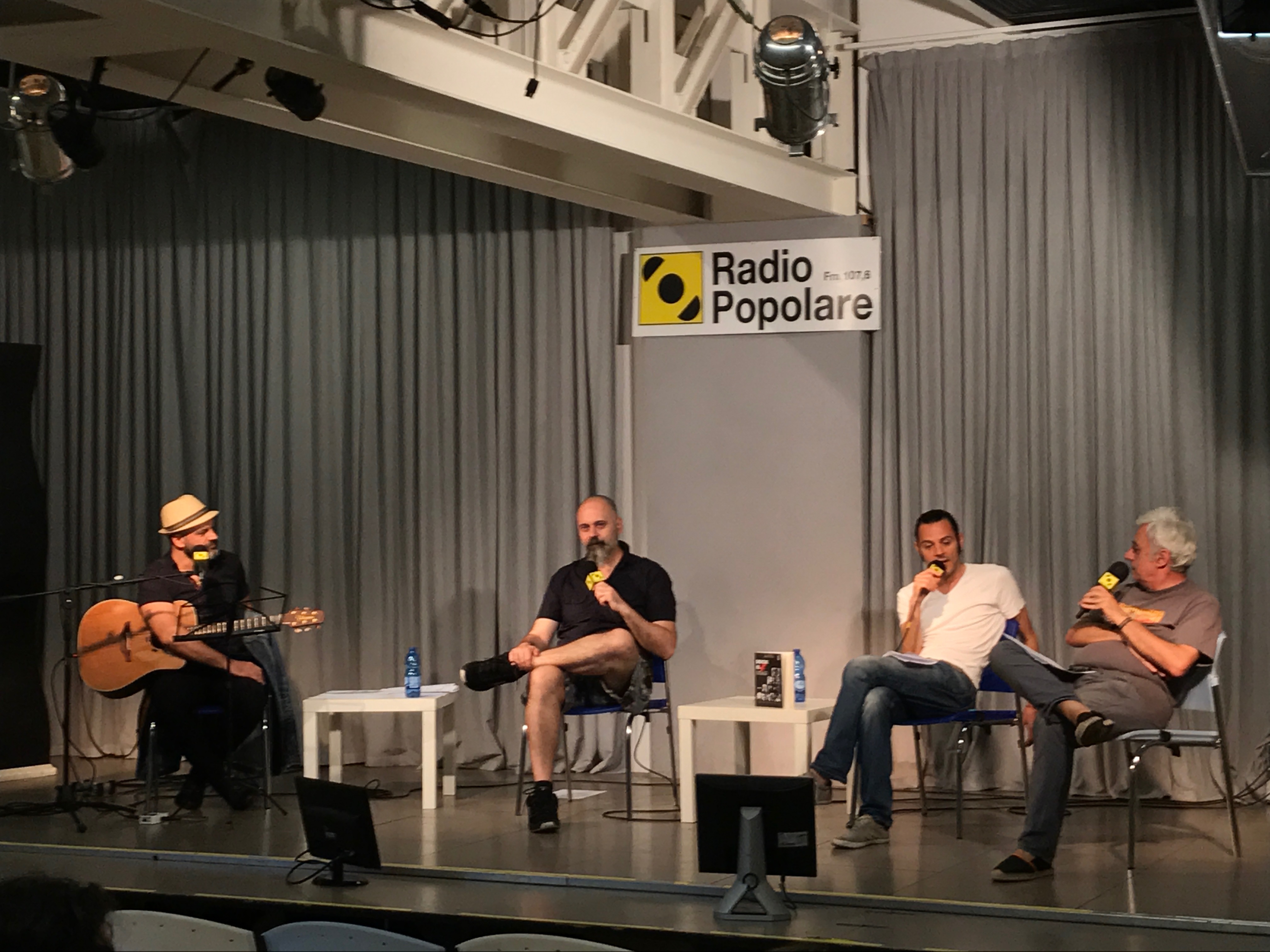 Presentazione del libro “Rock is dead”. Claudio Agostoni dialoga con gli autori FT Sandman e Epish Porzioni. Il chitarrista Nicola Cioce eseguirà brani dei mitici protagonisti del libro.