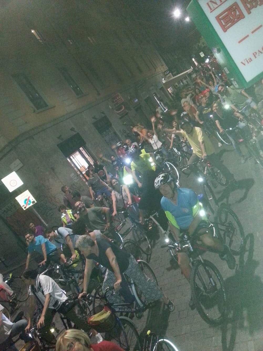 Cosa ne BICI? live. Pedalata notturna in città con gli ascoltatori, con partenza e arrivo da Radio Popolare. Appuntamento con Paola Piacentini e Giorgia Battocchio.