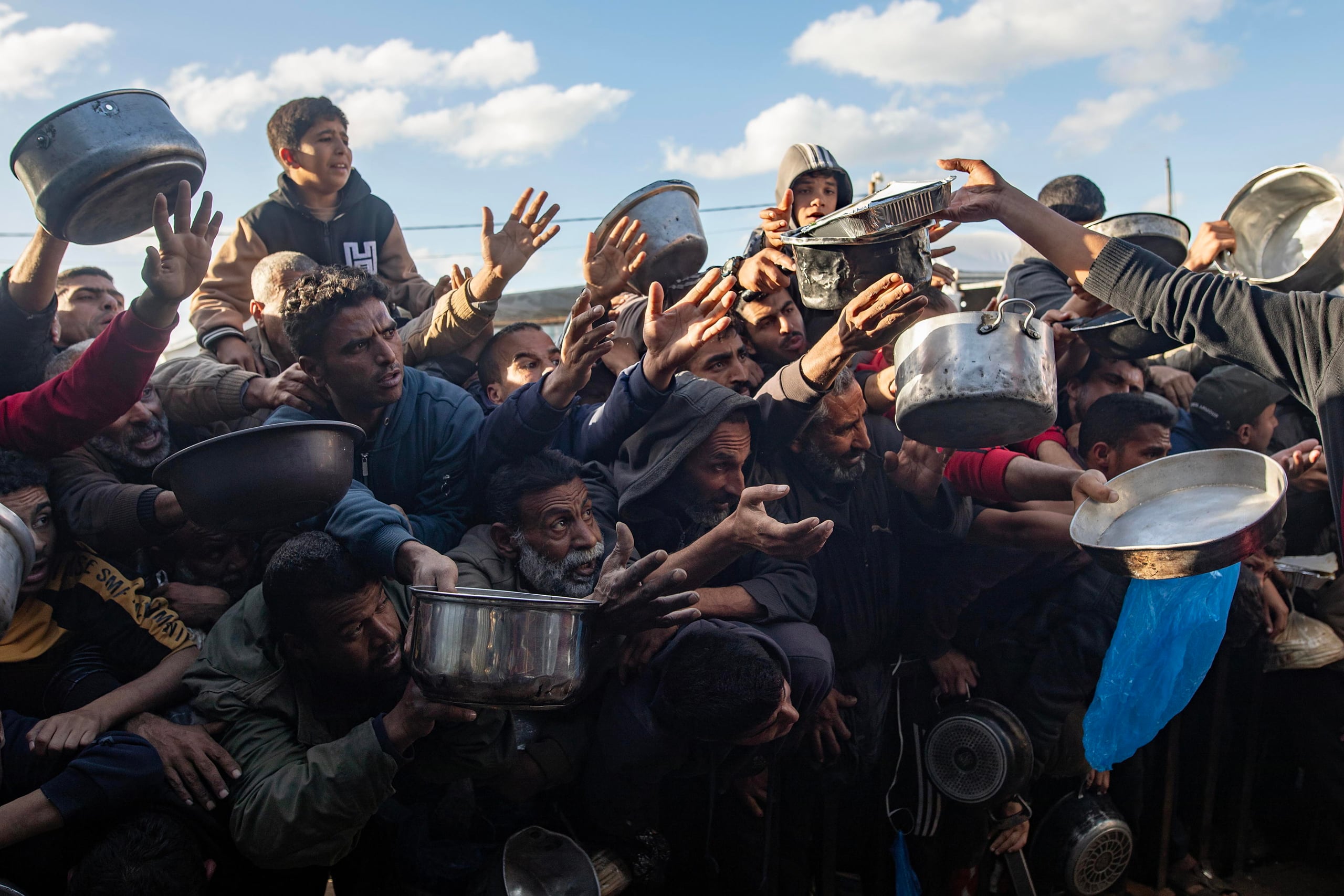 La distribuzione dei pasti alle famiglie sfollate a Gaza