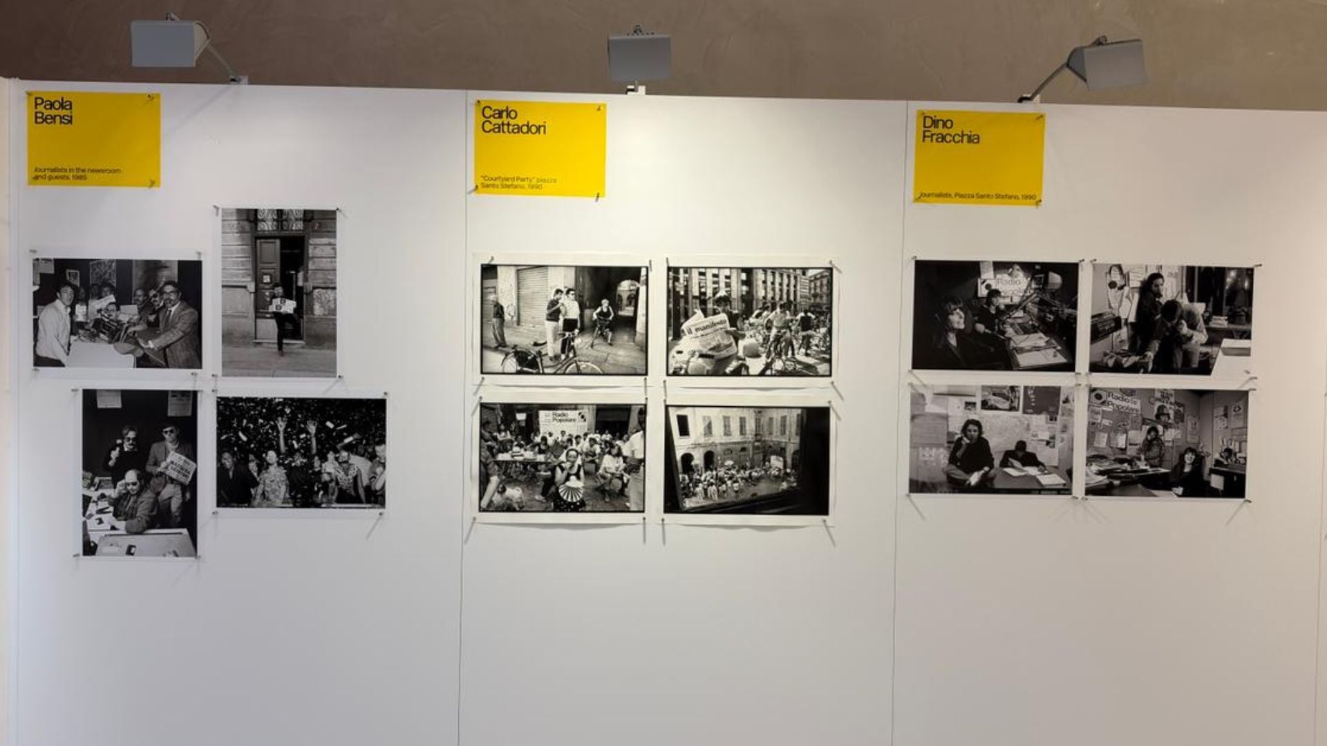 Allestimento della mostra sui 50 anni di Radio Popolare al Parlamento Europeo a Strasburgo