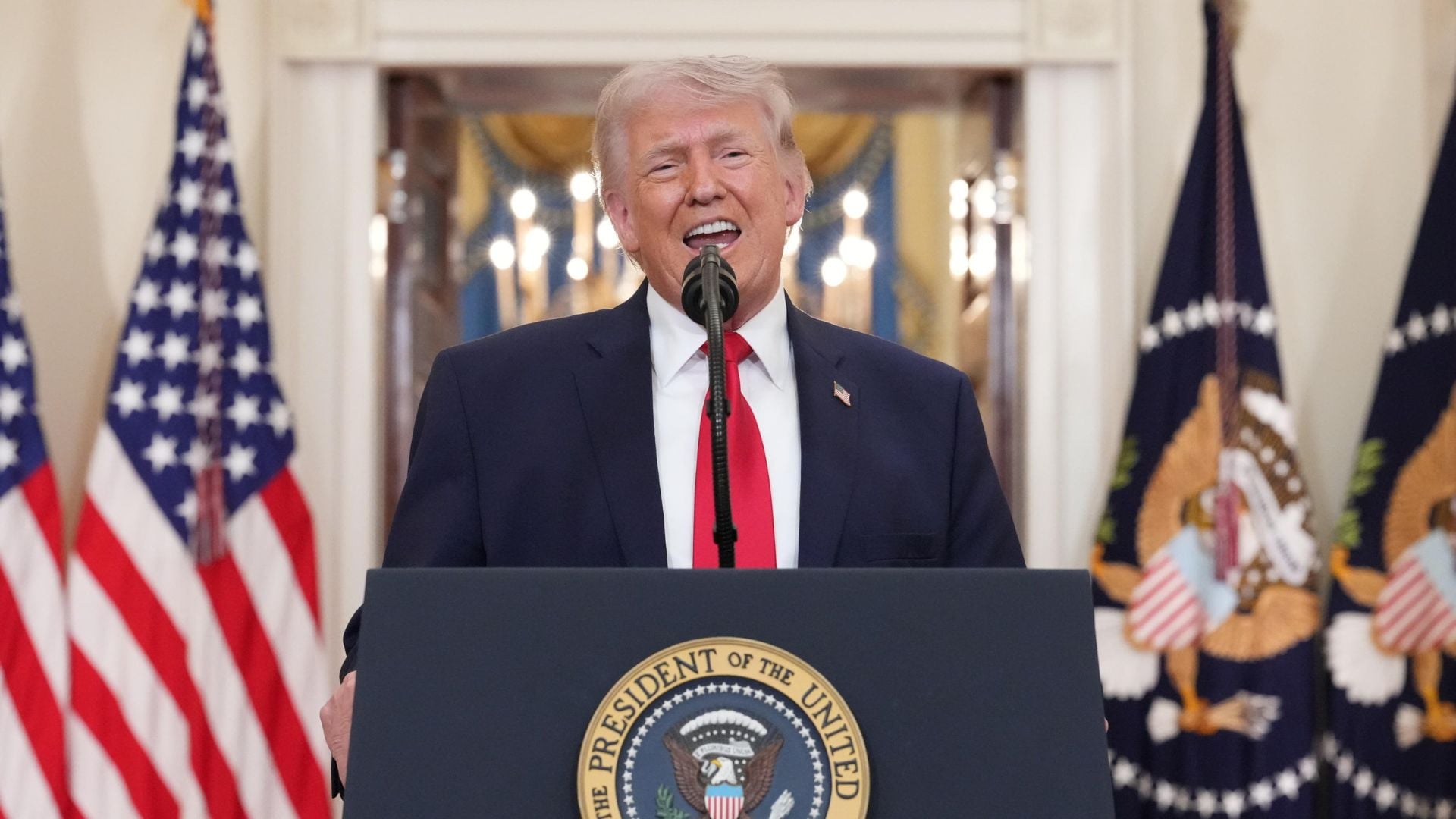 Donald Trump mentre tiene il discorso alla nazione sull'Iran