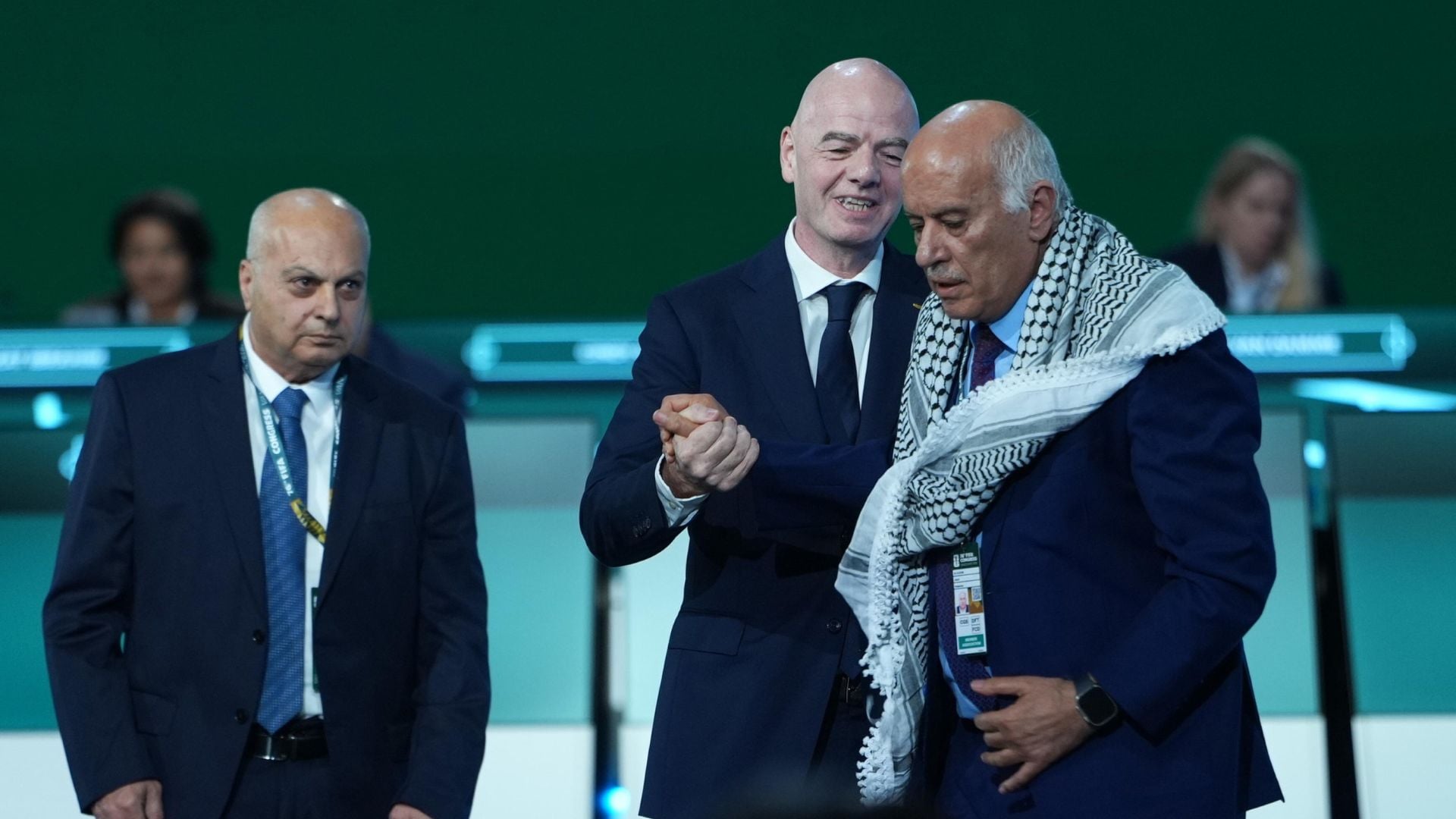Gianni Infantino con il vicepresidente della Federazione israeliana, Basim Sheikh Suliman, e il presidente della Federazione palestinese, Jibril Al Rajoub