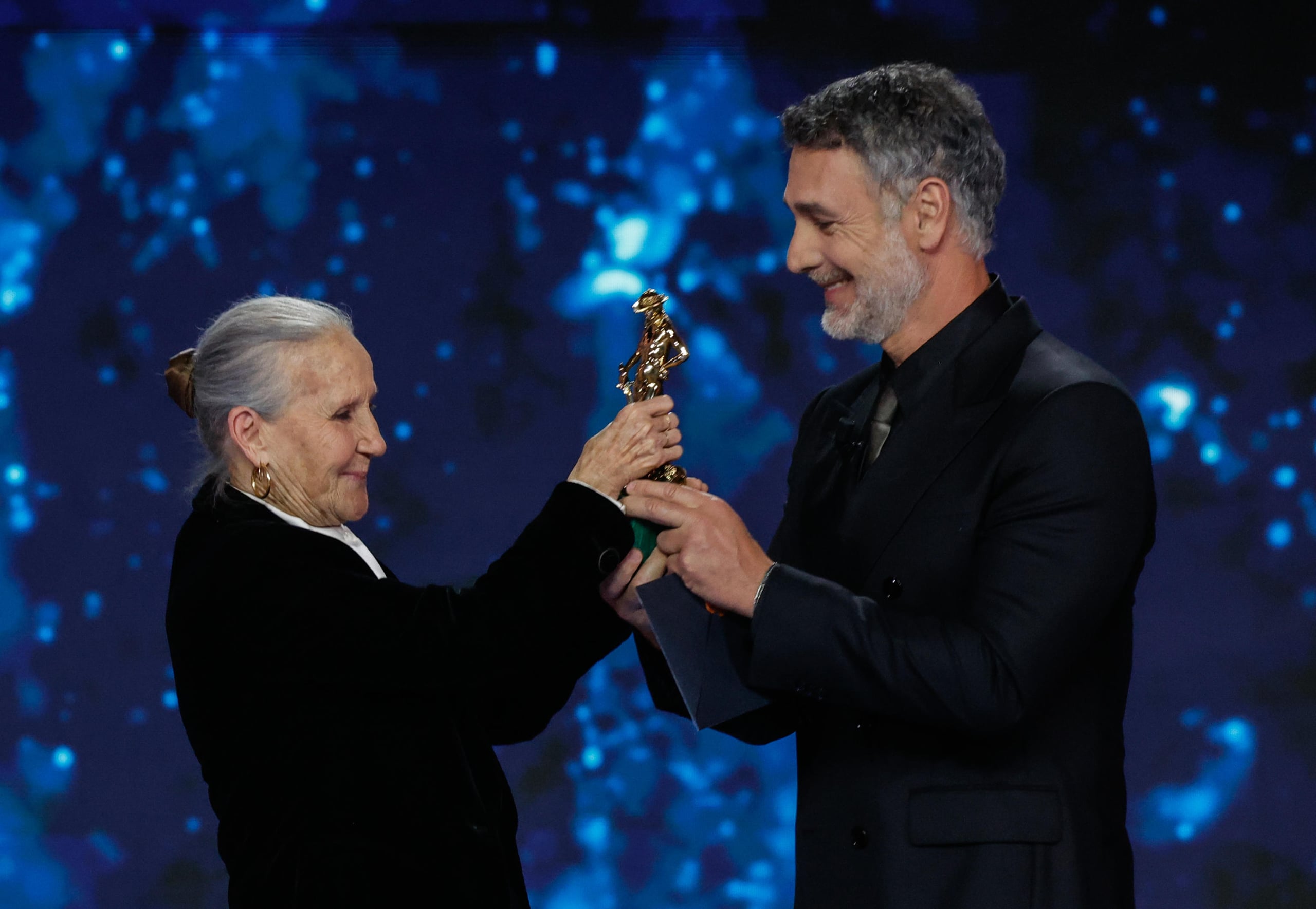 Aurora Quattrocchi riceve il premio da Raoul Bova per il film "Gioia mia"