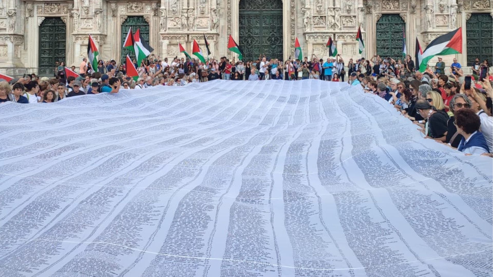 Il sudario con 18.457 nomi di bambini palestinesi uccisi da Israele