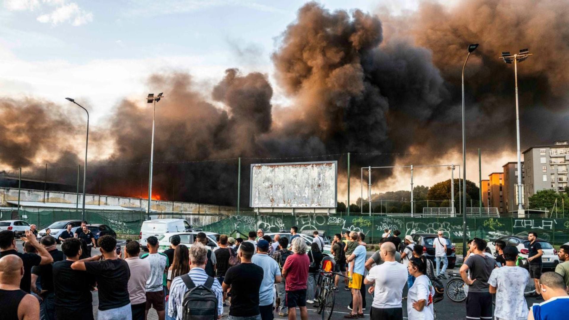 Incendio all'azienda di spedizioni Bartolini in Bovisa, a Milano