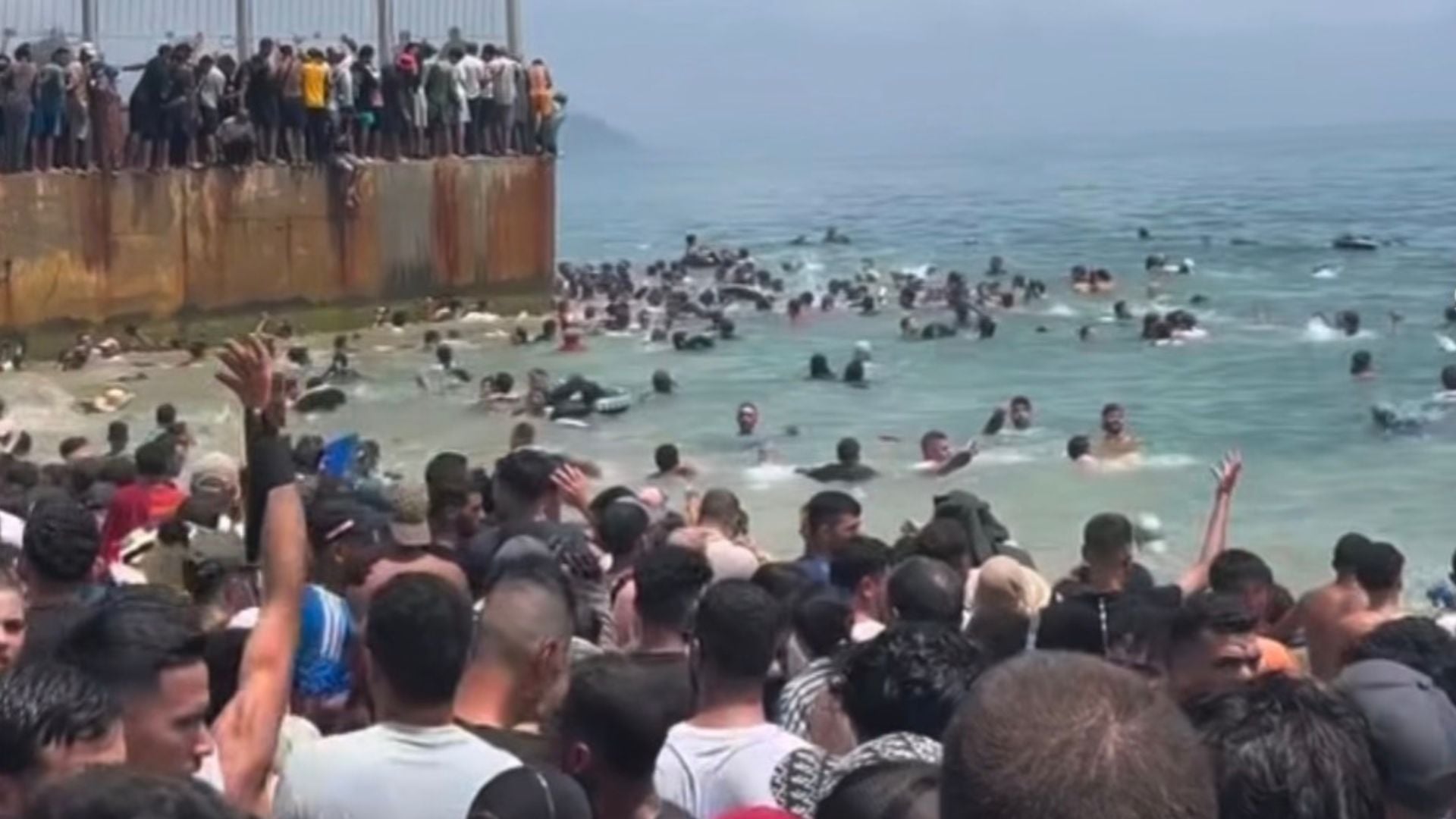 Migliaia di persone superano il confine tra Marocco e Ceuta (Spagna)