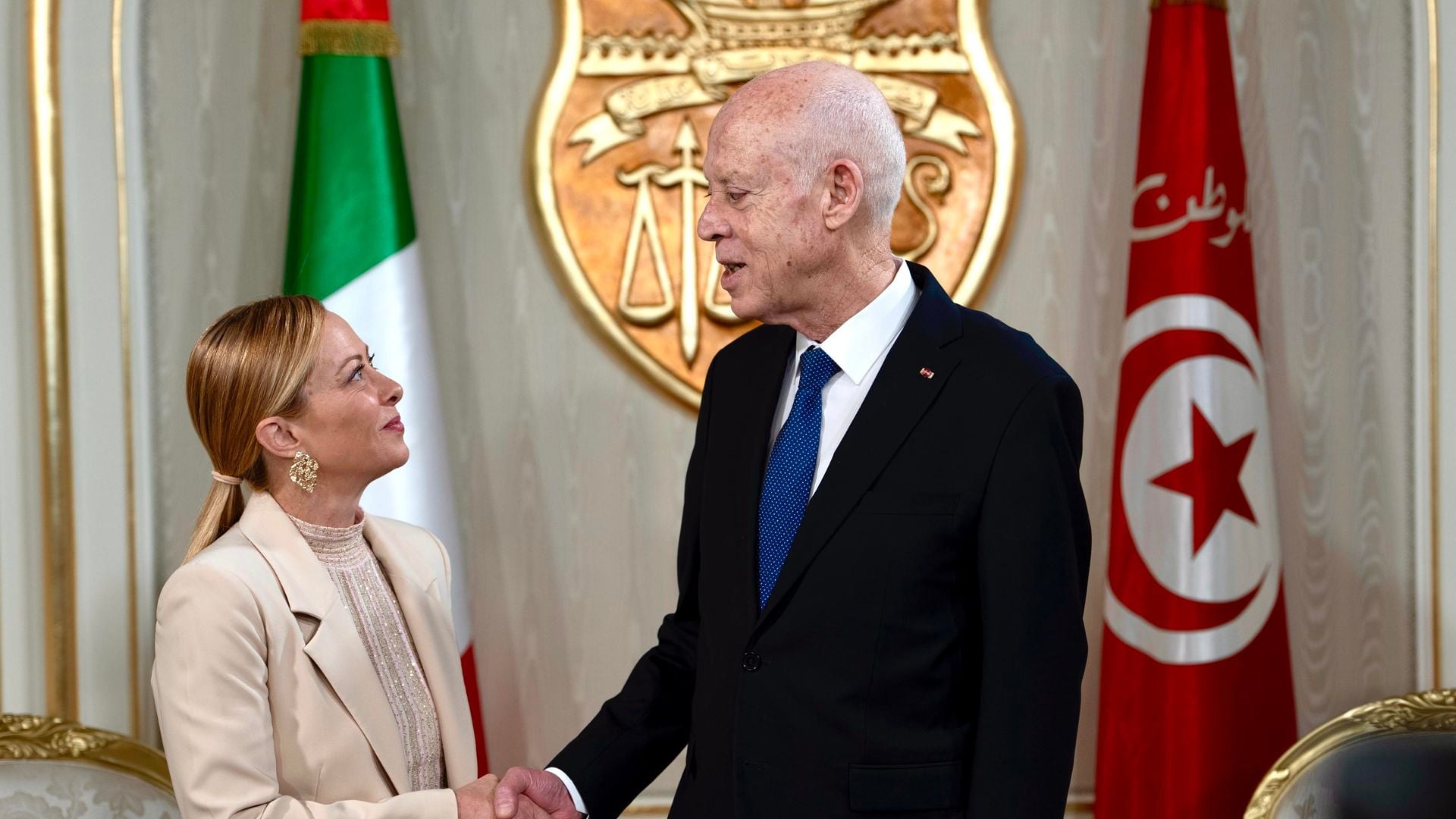 La presidente del Consiglio Giorgia Meloni con il presidente della Repubblica di Tunisia Kais Saied a Cartagine