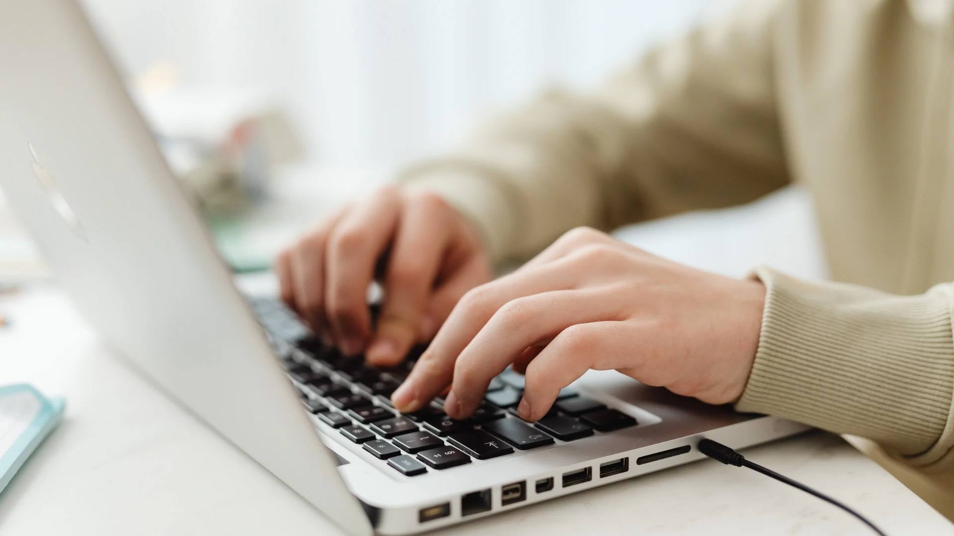 Foto uomo che scrive a computer