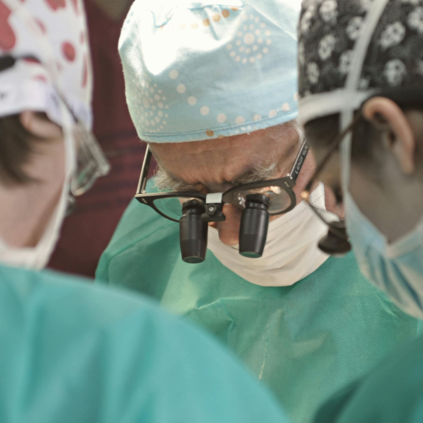 Se paghi ti curi prima. Nuovo colpo alla sanità pubblica dalla giunta Fontana