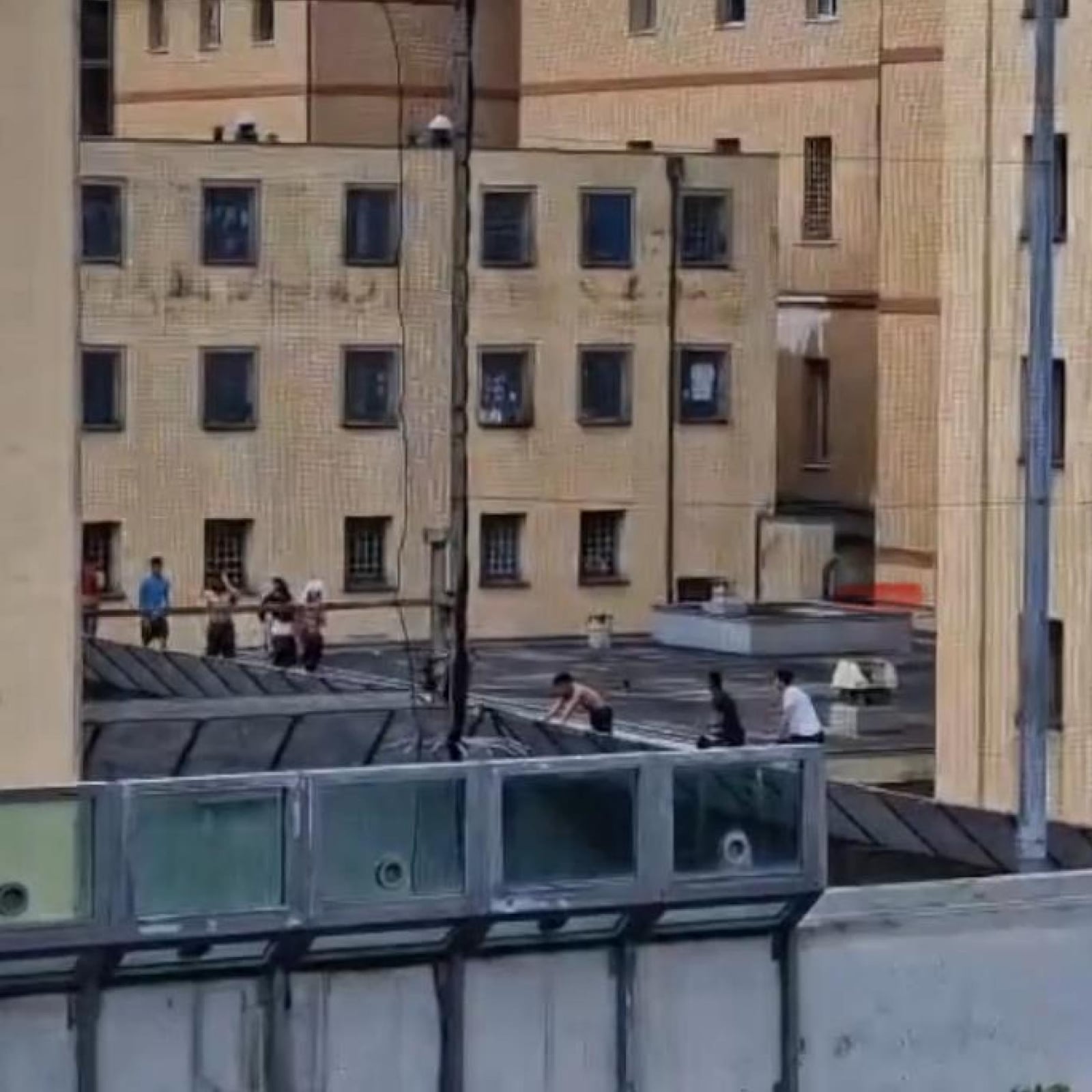 Protesta nel carcere di Marassi: 200 detenuti salgono sui tetti e sul muro di cinta del penitenziario per denunciare sevizie su un detenuto da parte di altri carcerati