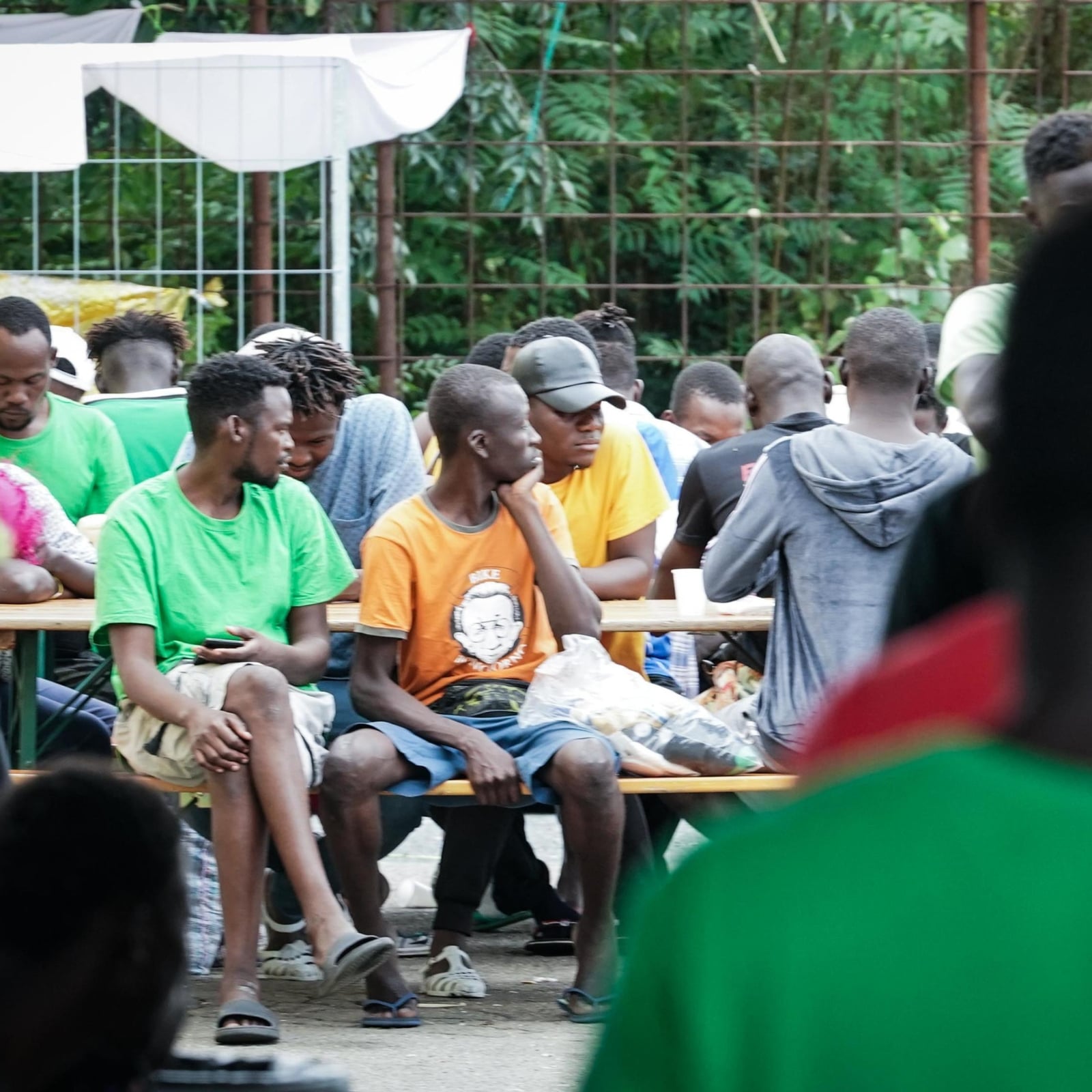 Un lombardo su dieci è straniero. Lavora, paga le tasse ma non riesce a emergere socialmente