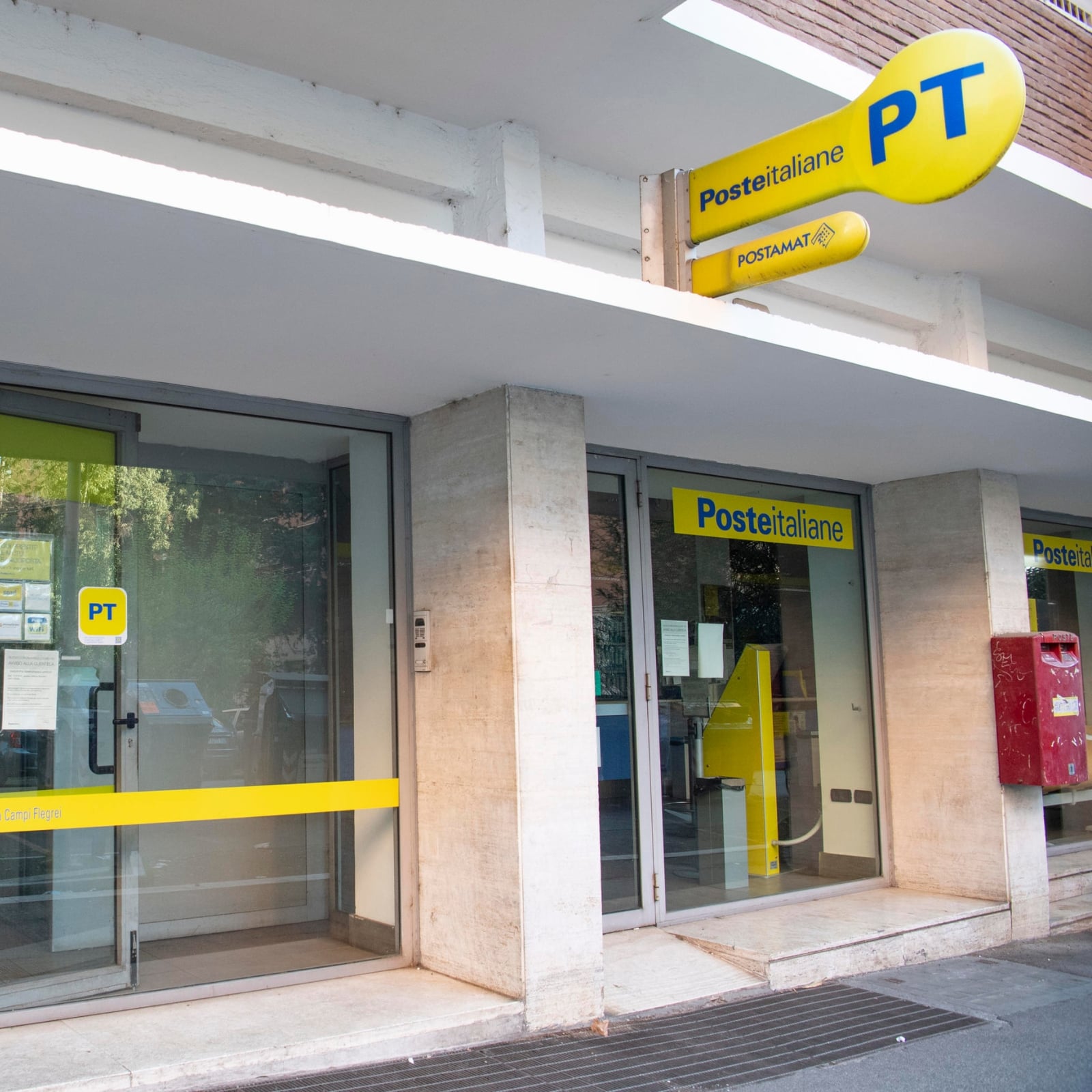 Caldo e lavoro, uffici postali al collasso. I sindacati denunciano: "situazione imbarazzante"