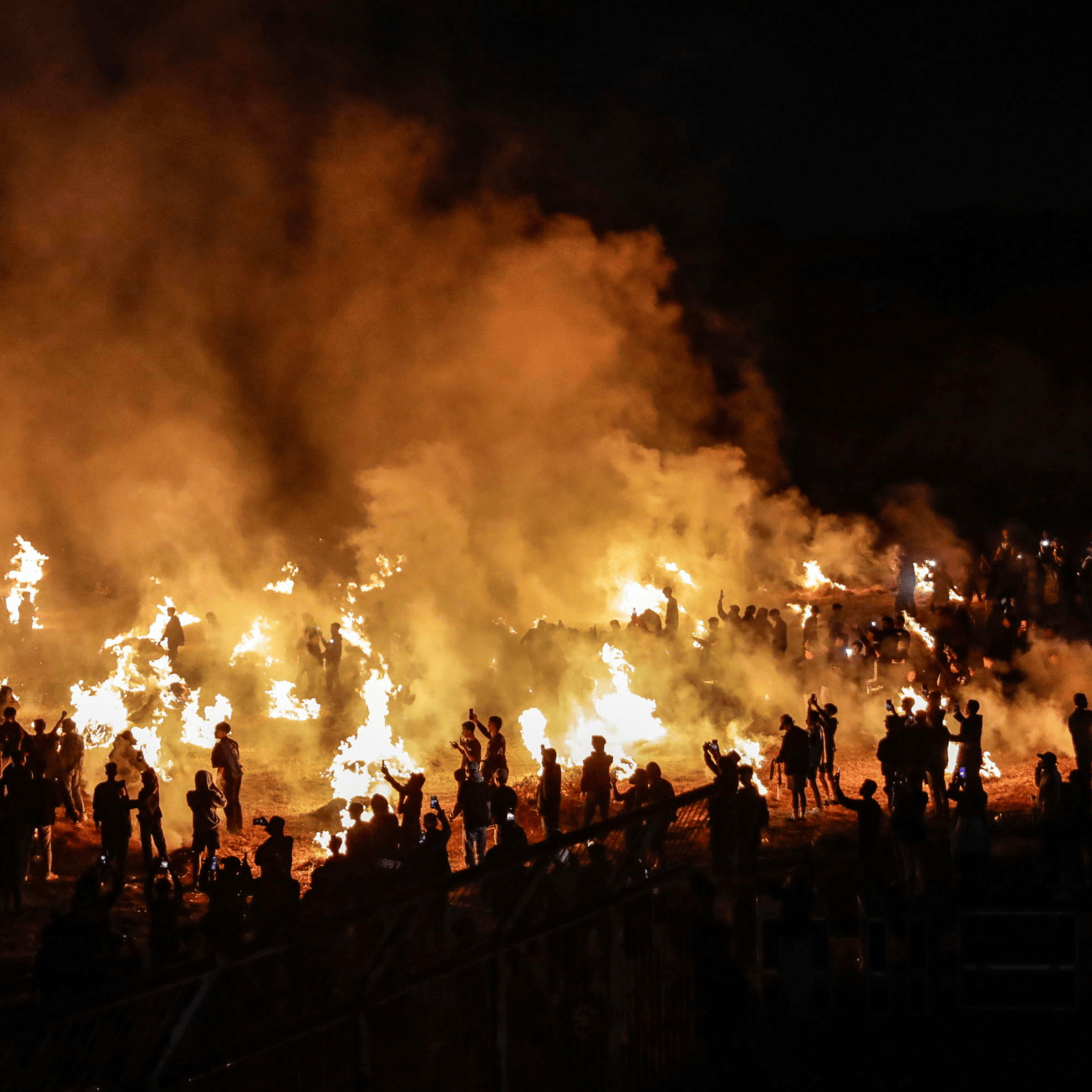 In Indonesia i tifosi di calcio non hanno dimenticato la strage di Kanjuruhan