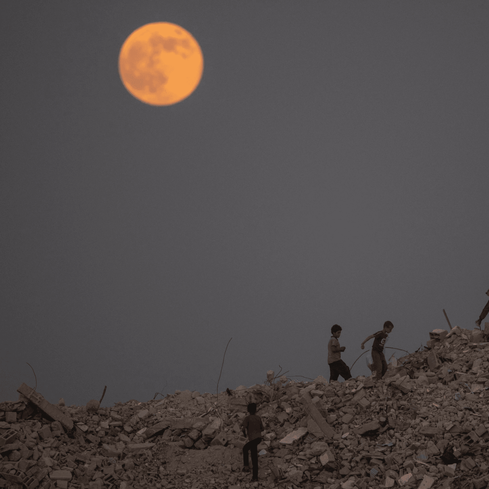 Gaza, l’Onu chiede cibo e tende per l’inverno, ma Israele continua a demolire edifici con raid aerei