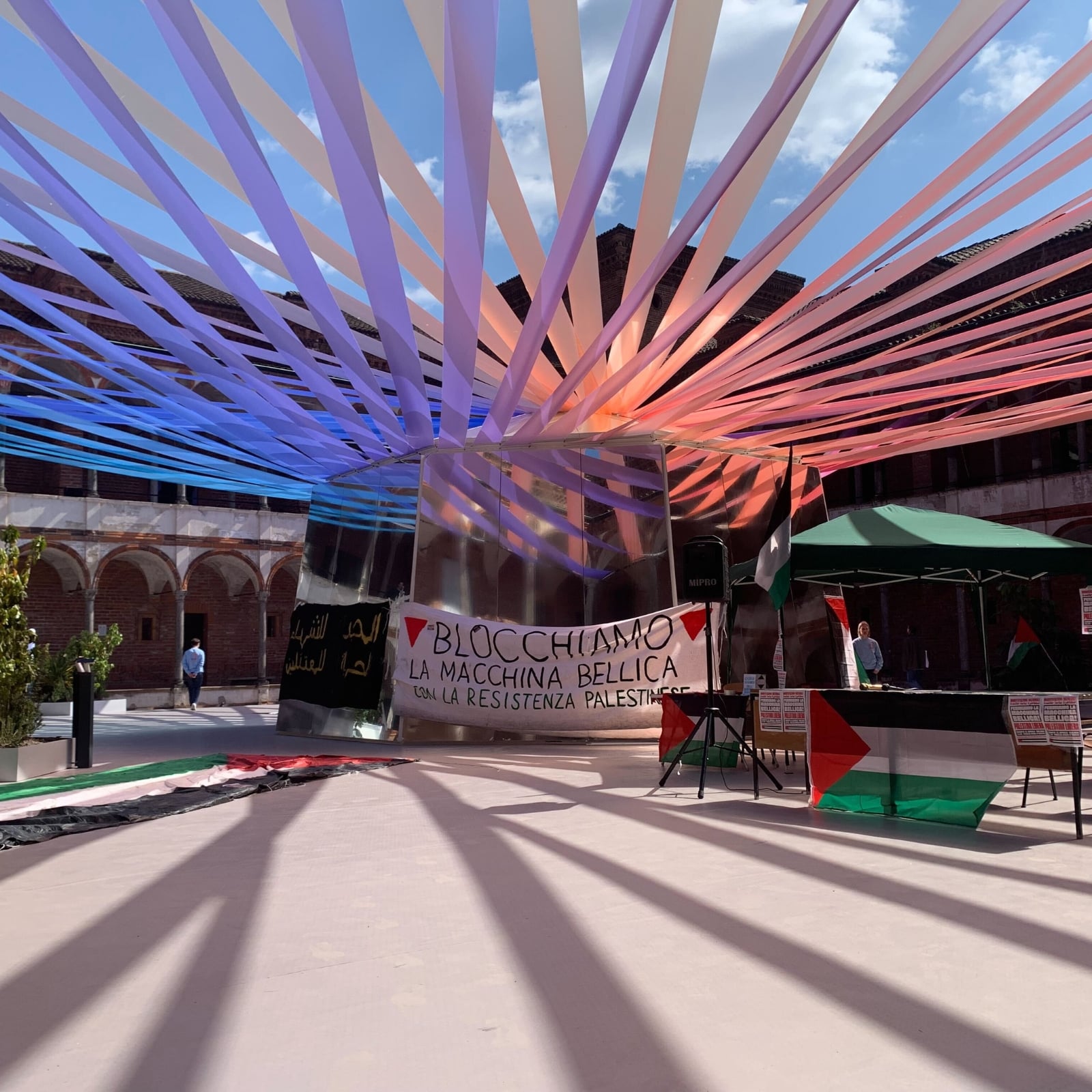 Le bandiere della Palestina al Fuorisalone di Milano