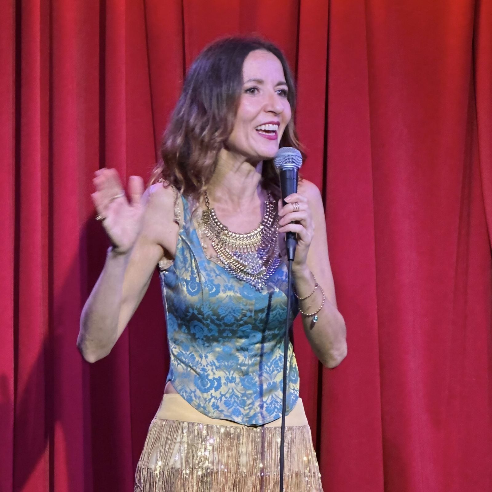 Elisa Marinoni: nella mia stand up dico come fare pace con la tua "Spiritual Bitch" e sopravvivere al contemporaneo