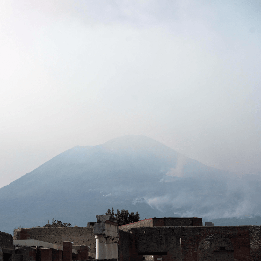 Incendio sul Vesuvio: ancora tre fronti attivi. Per Legambiente il rogo è stato sottovalutato