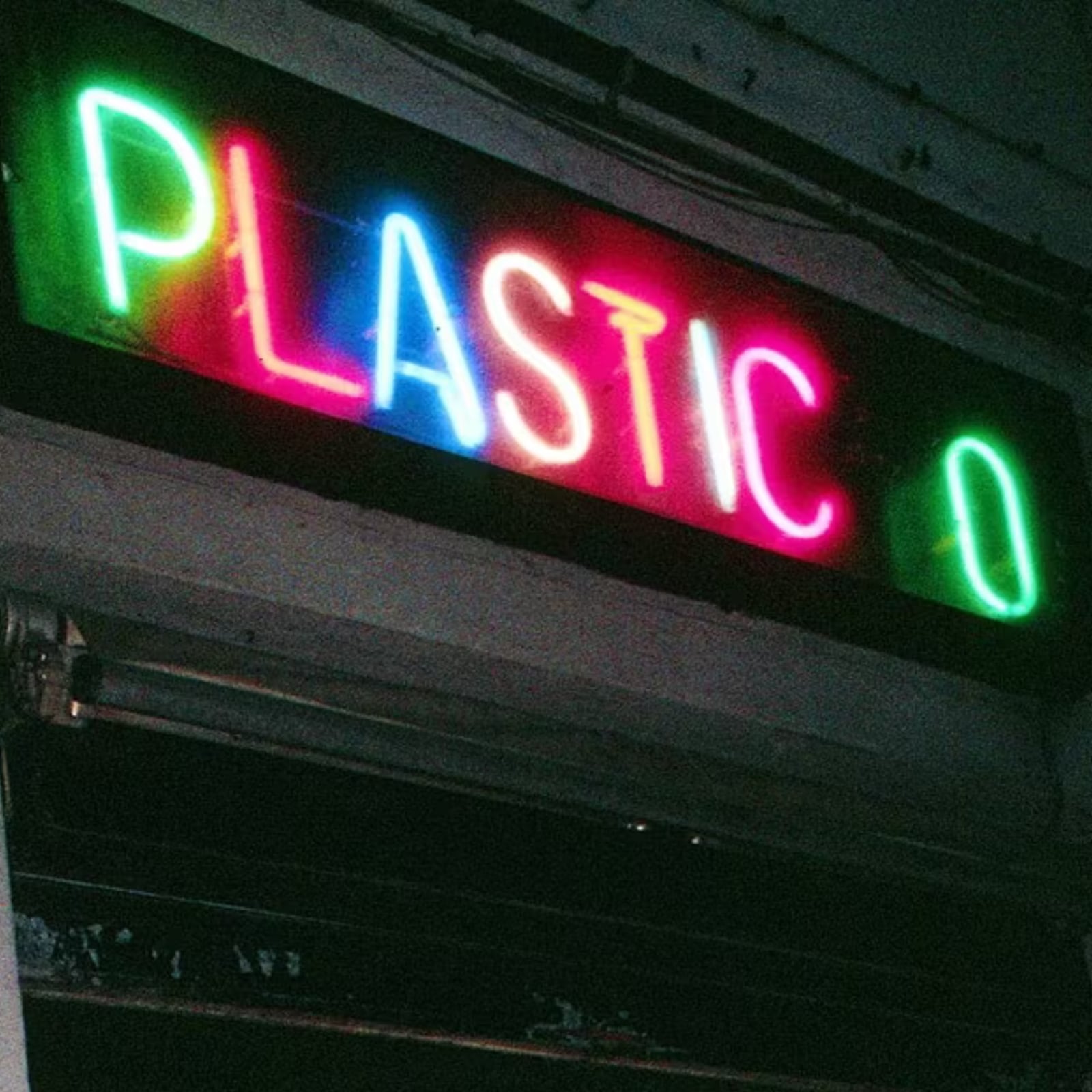 Addio al Plastic: ripercorriamo la storia del locale grazie ai ricordi di chi lo ha vissuto