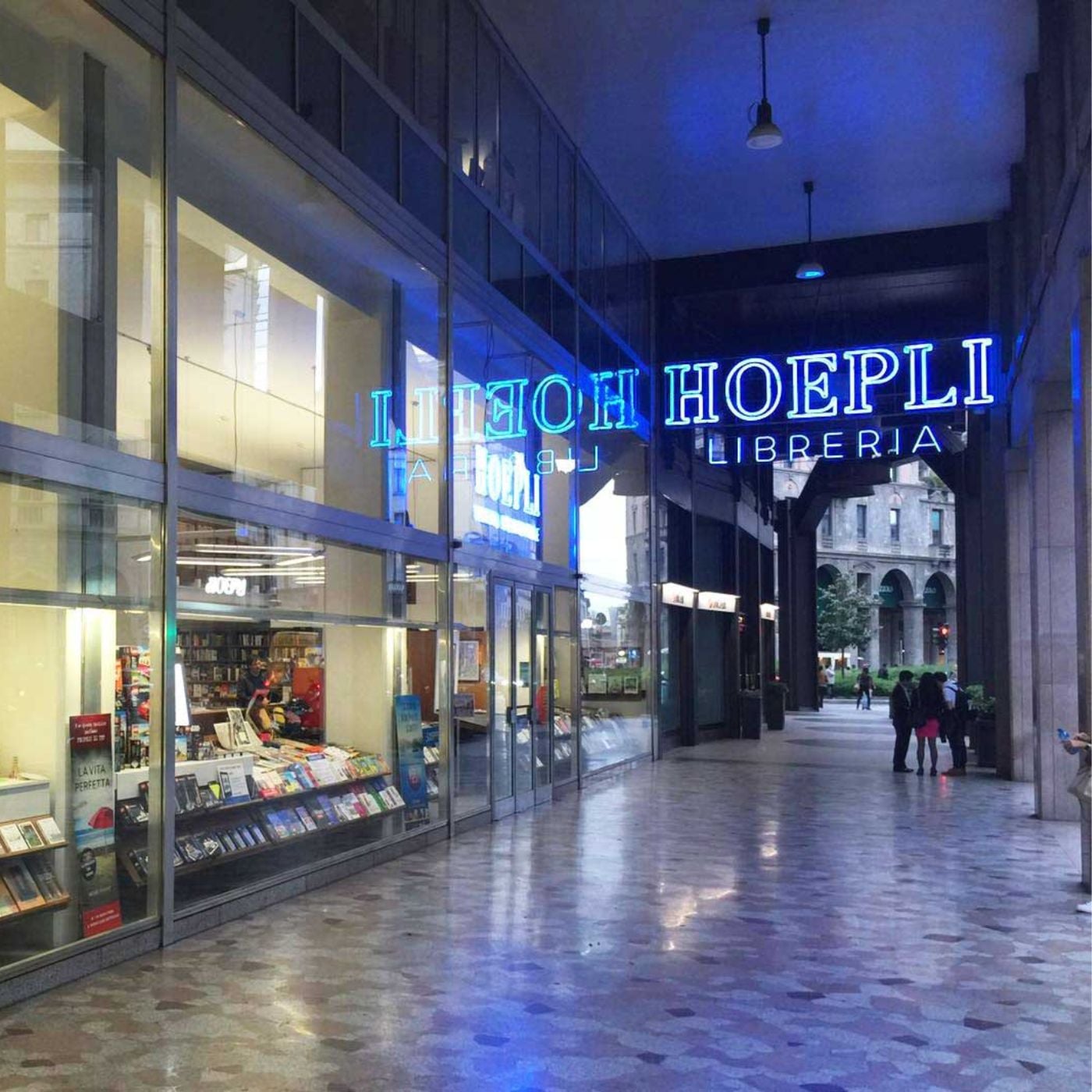 Cosa sta succedendo alla storica libreria Hoepli di Milano
