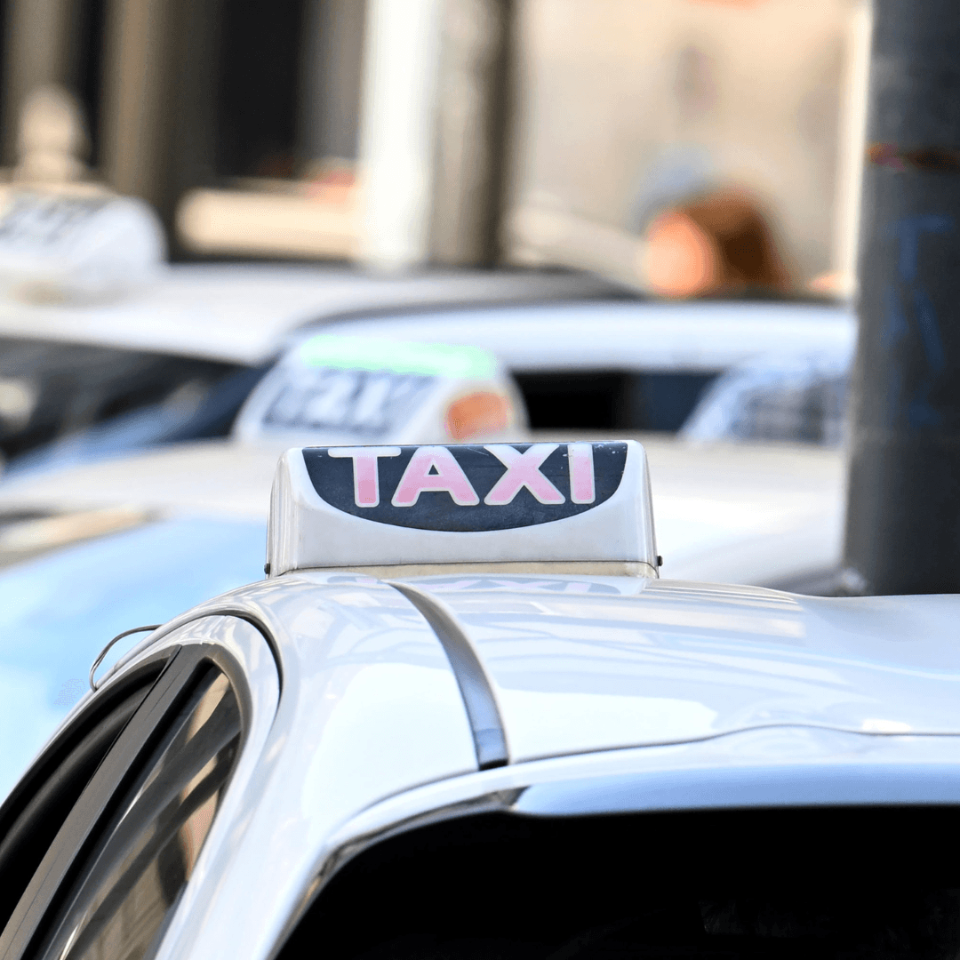 Anche a Milano taxi in protesta contro la concorrenza sleale