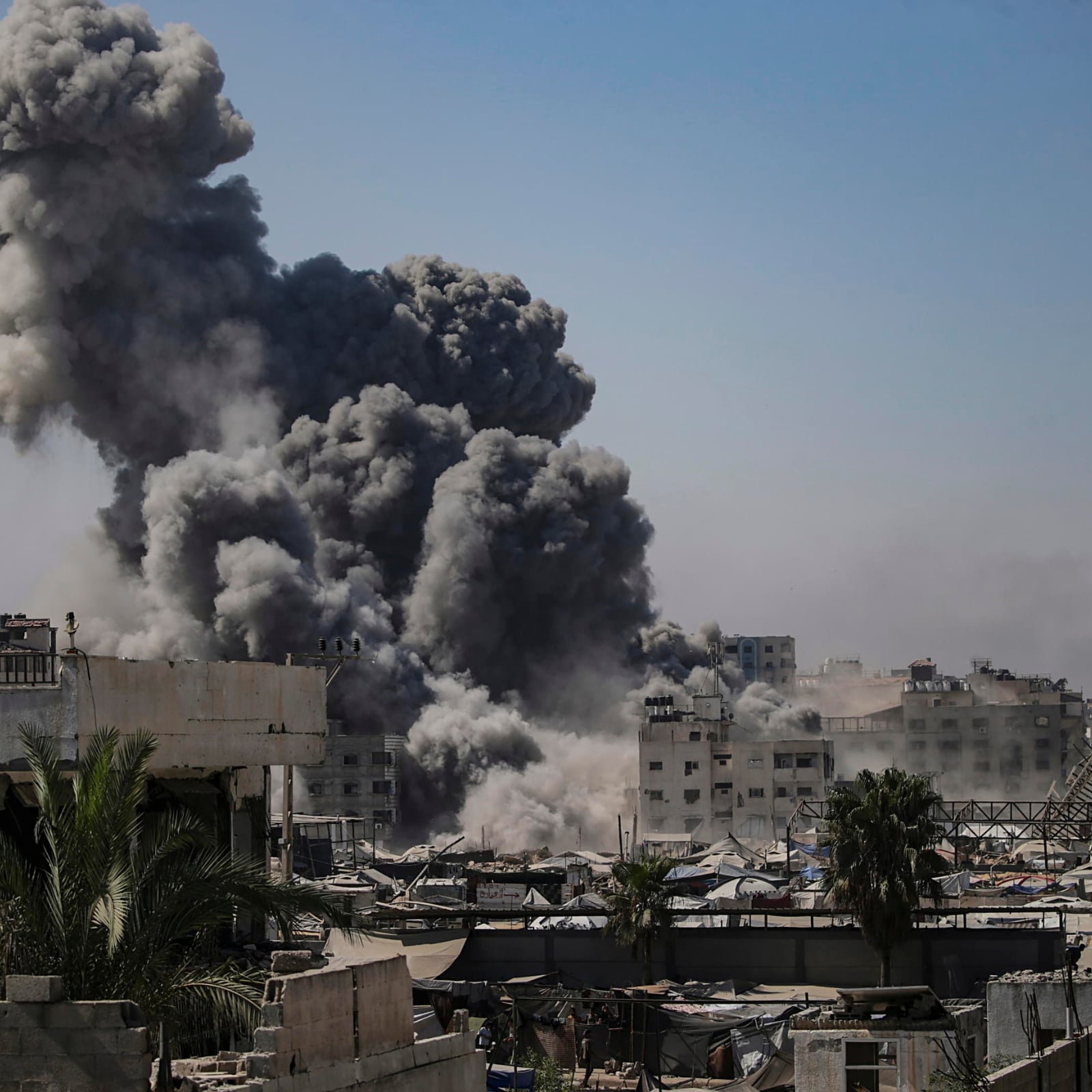 “Gaza City brucia di fronte al suo mare”. Israele lancia l’offensiva di terra sulla città