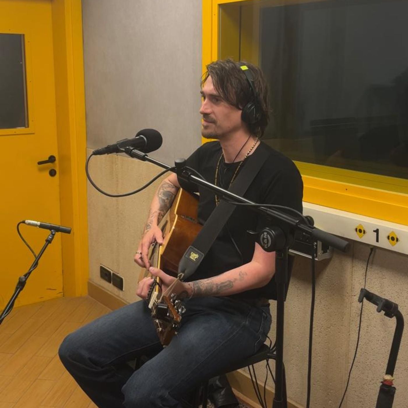 “15 anni in viaggio, una chitarra e un disco chiamato ‘You’ll Be Fine’”: Sean Albain a Volume