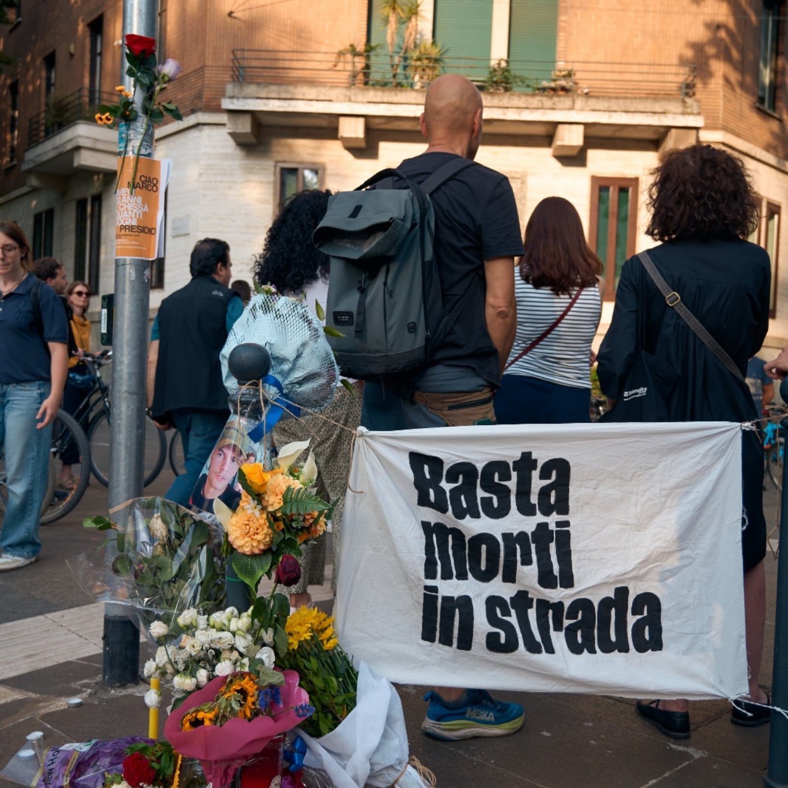 Morire a 20 anni mentre si va al lavoro. Il presidio per ricordare Marco Cutrona, vittima di violenza stradale