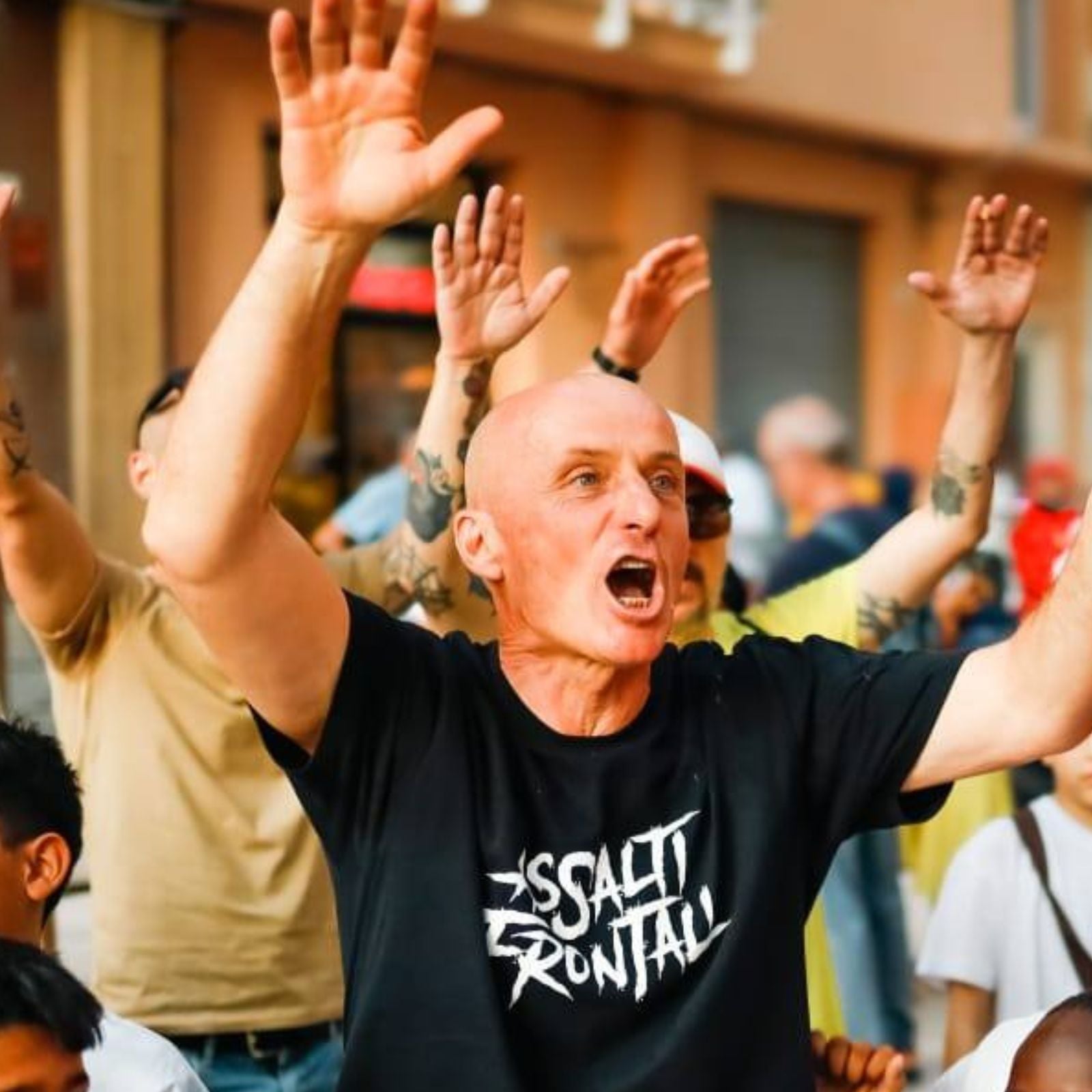 “Va guardato con sospetto chi non sta facendo nulla per Gaza, altro che vetrine rotte”.