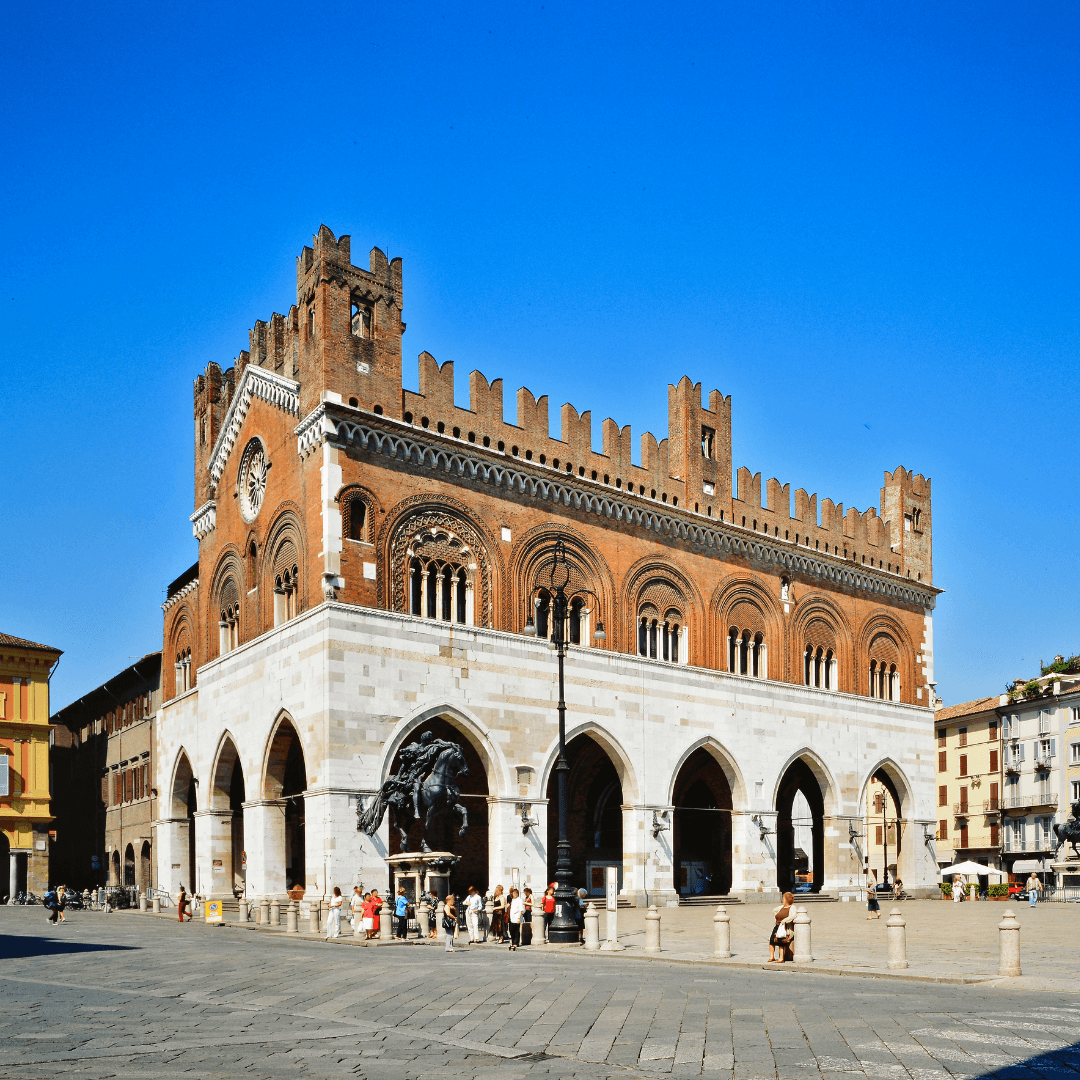 “Ripuliamo la città dagli stranieri”. A Piacenza l’estrema destra in piazza aggredisce stranieri e minorenni