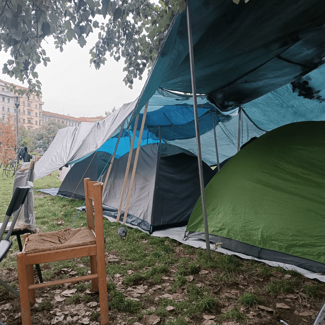 “Non si affitta agli africani”. Storie dei lavoratori accampati fuori dal Politecnico di Milano