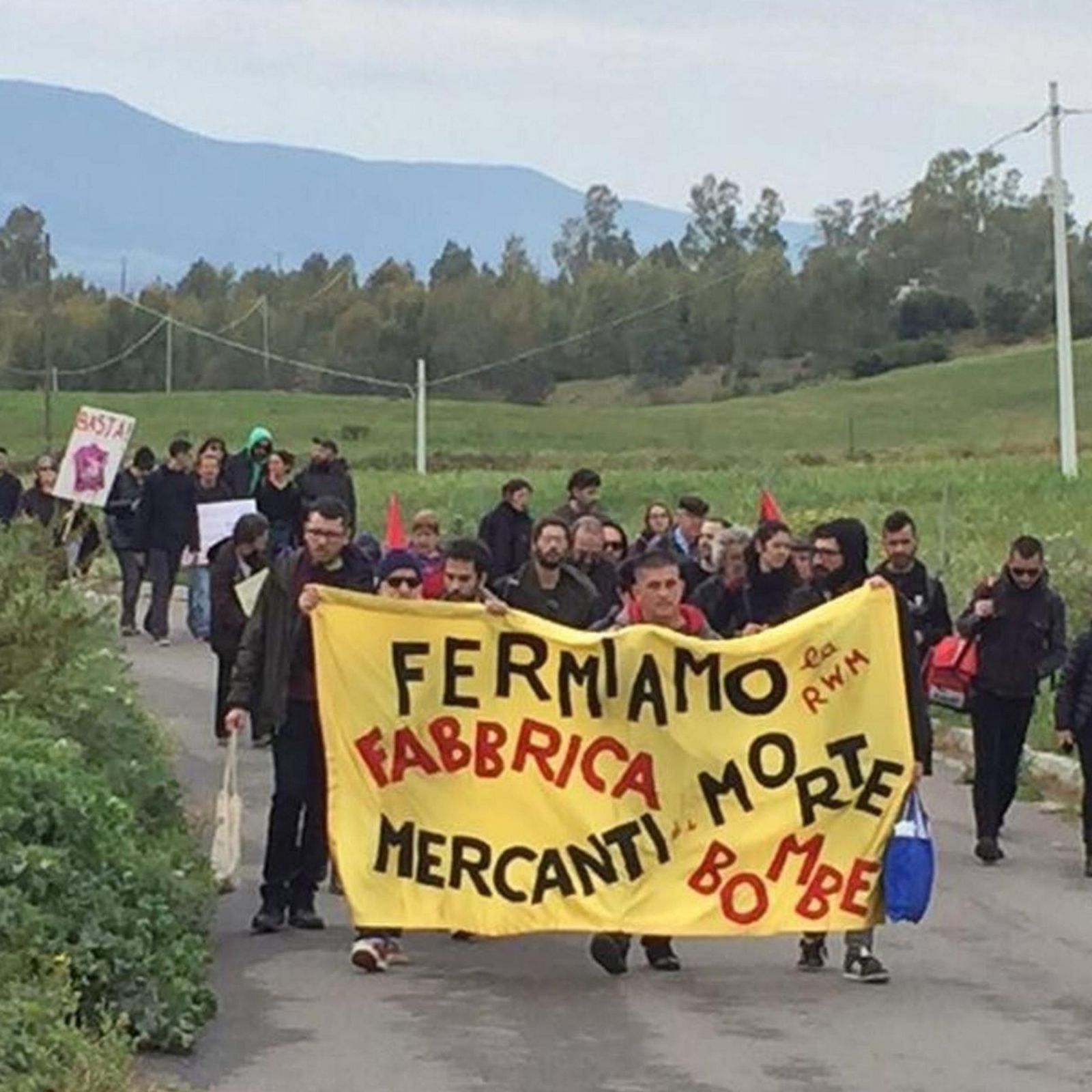 Pacifisti e ambientalisti contro il raddoppio degli impianti della fabbrica di armi Rwm in Sardegna