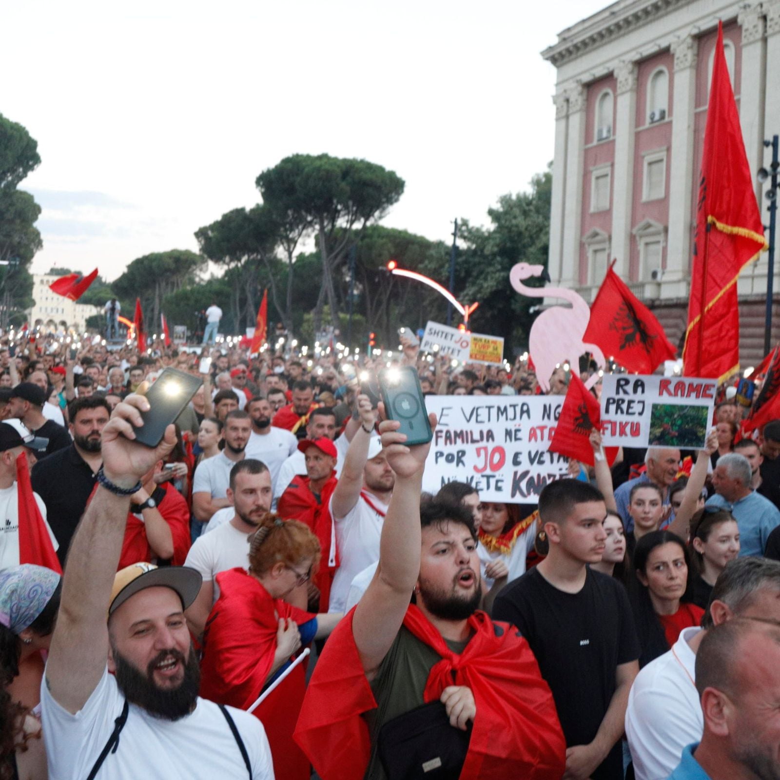 "L'Albania non è in vendita". Da quasi un mese gli albanesi scendono in piazza tutti i giorni contro il governo