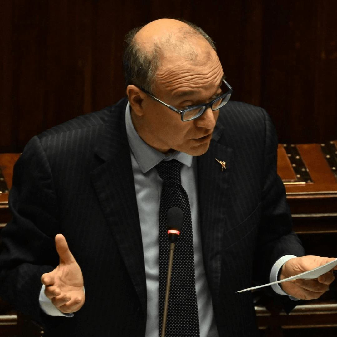 Scuola, si ricomincia con le nuove regole di Valditara. Viola Ardone: "Approccio fascista che non serve, i problemi sono altri"