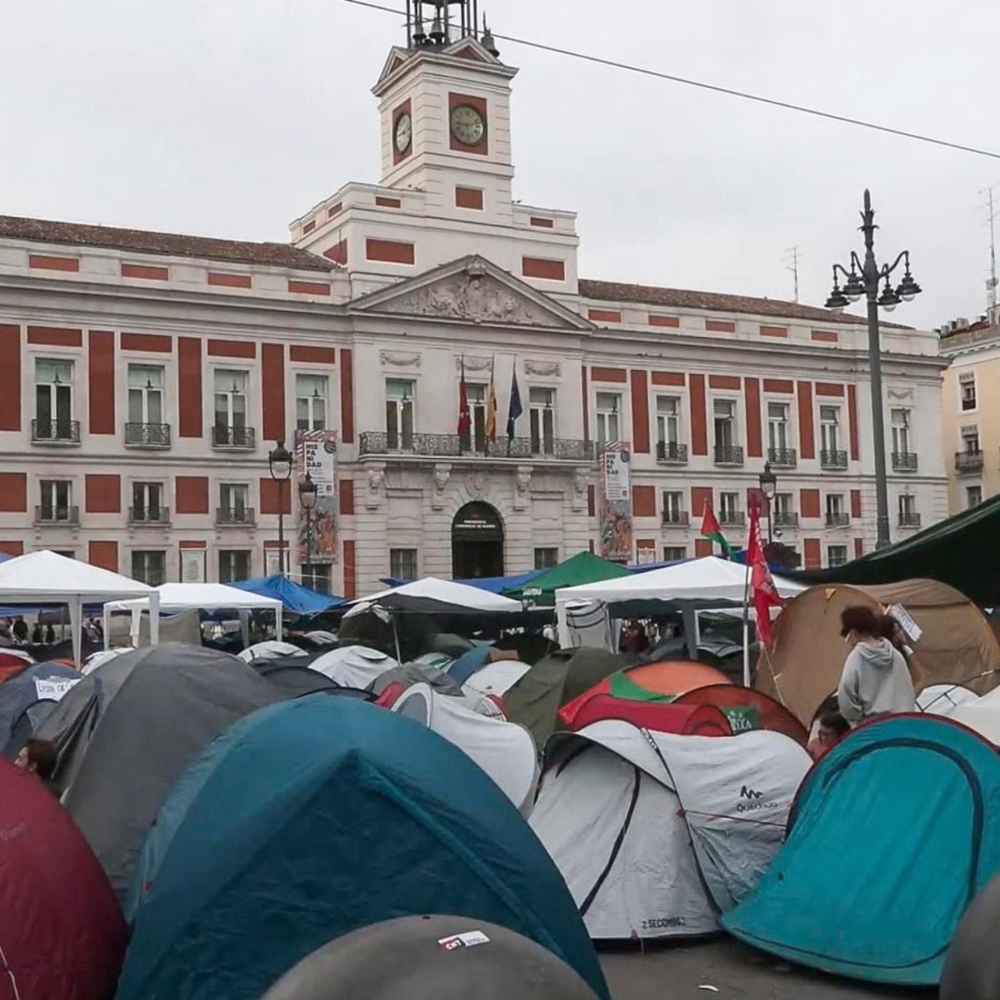 La Spagna torna ad indignarsi per il diritto alla casa. A Madrid centinaia di persone occupano Plaza del Sol