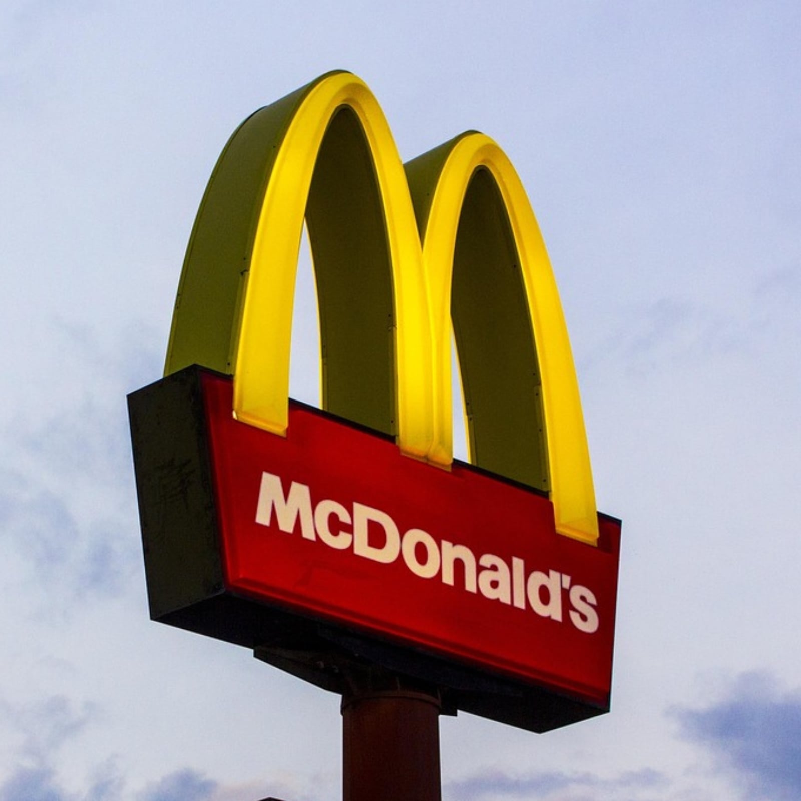 Le proteste arrivano anche nei fast food: lo sciopero nei McDonald's di Orio Center