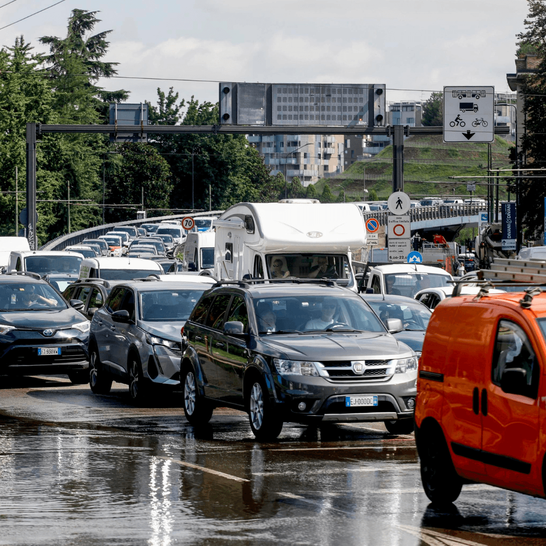 Regione Lombardia e Comune di Milano rinviano i divieti per i mezzi più inquinanti: la salute dei cittadini può aspettare