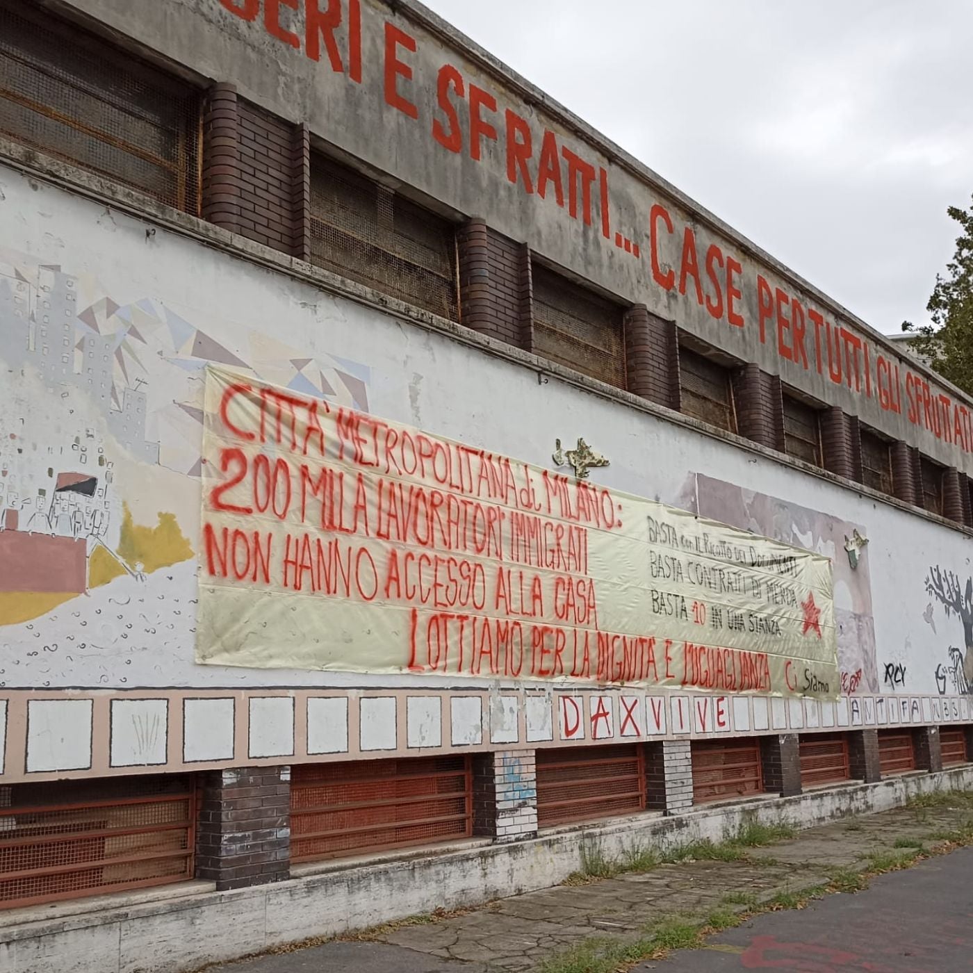 Lo sgombero degli ex bagni pubblici di via Esterle