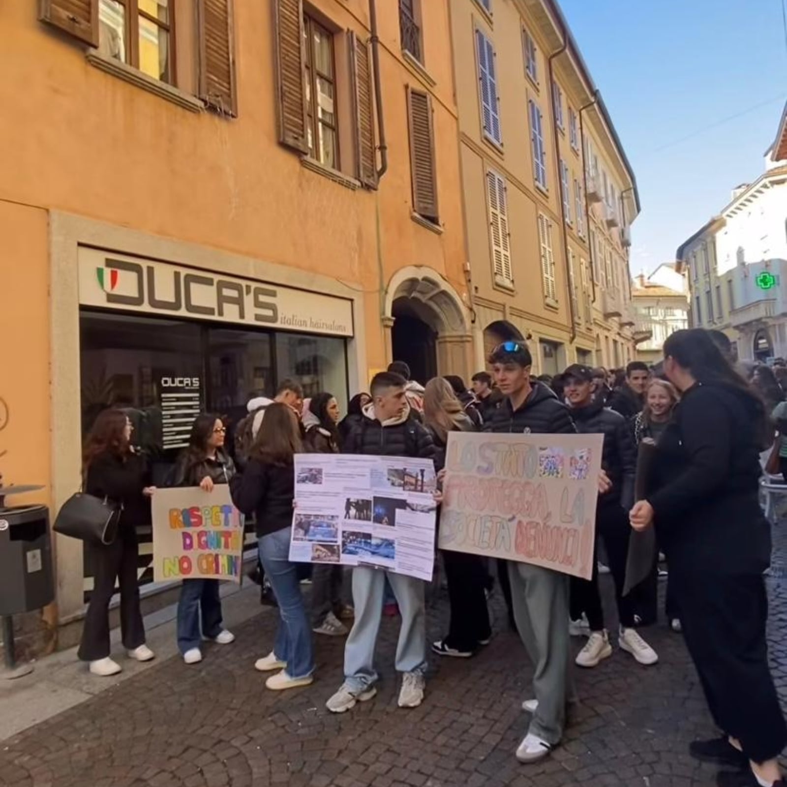 Più sicurezza e centri di aggregazione. La manifestazione degli studenti a Vigevano. "Basta aggressioni"