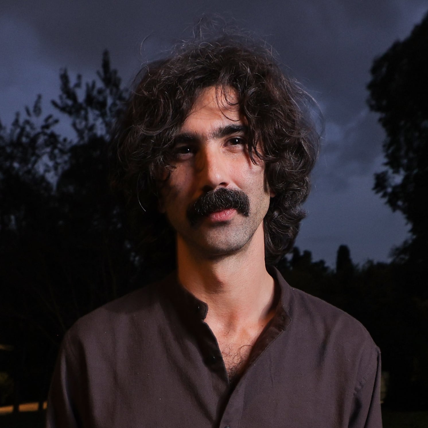 Andrea Laszlo De Simone racconta "Una lunghissima ombra"